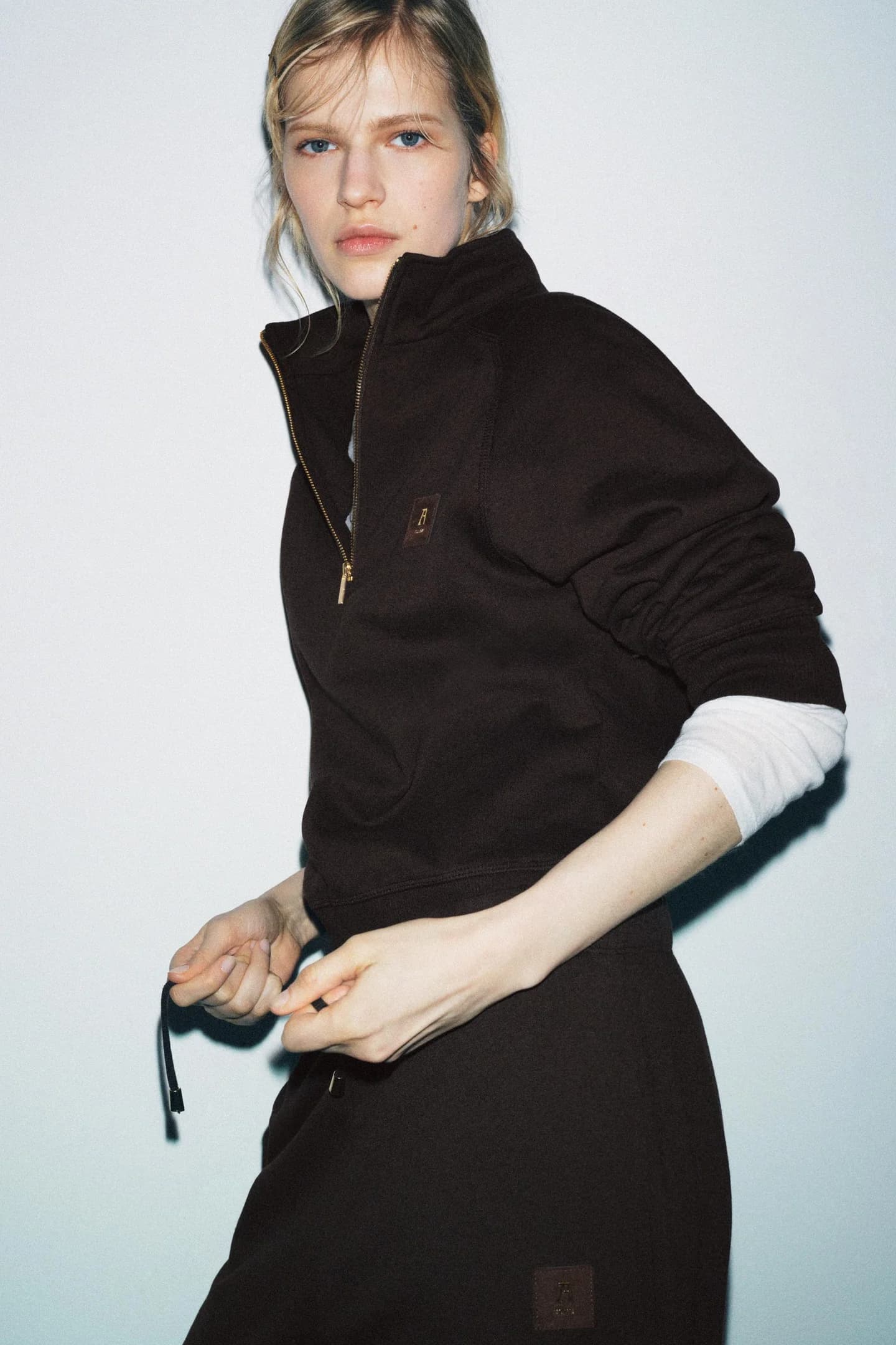 БРЮКИ СВИТШОТ С НАШИВКОЙ - фото 2