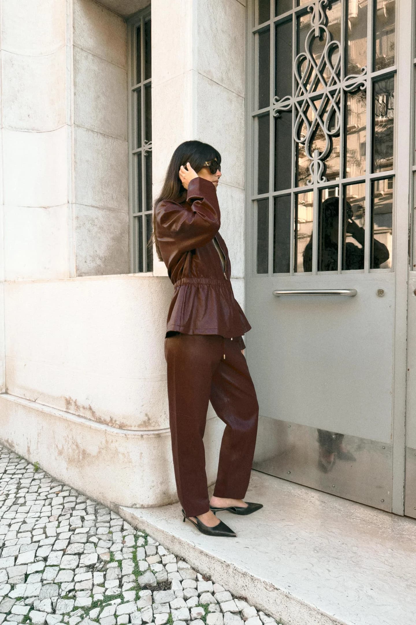 БРЮКИ ИЗ ИСКУССТВЕННОЙ КОЖИ С ЭЛАСТИЧНЫМ ПОЯСОМ - фото 3