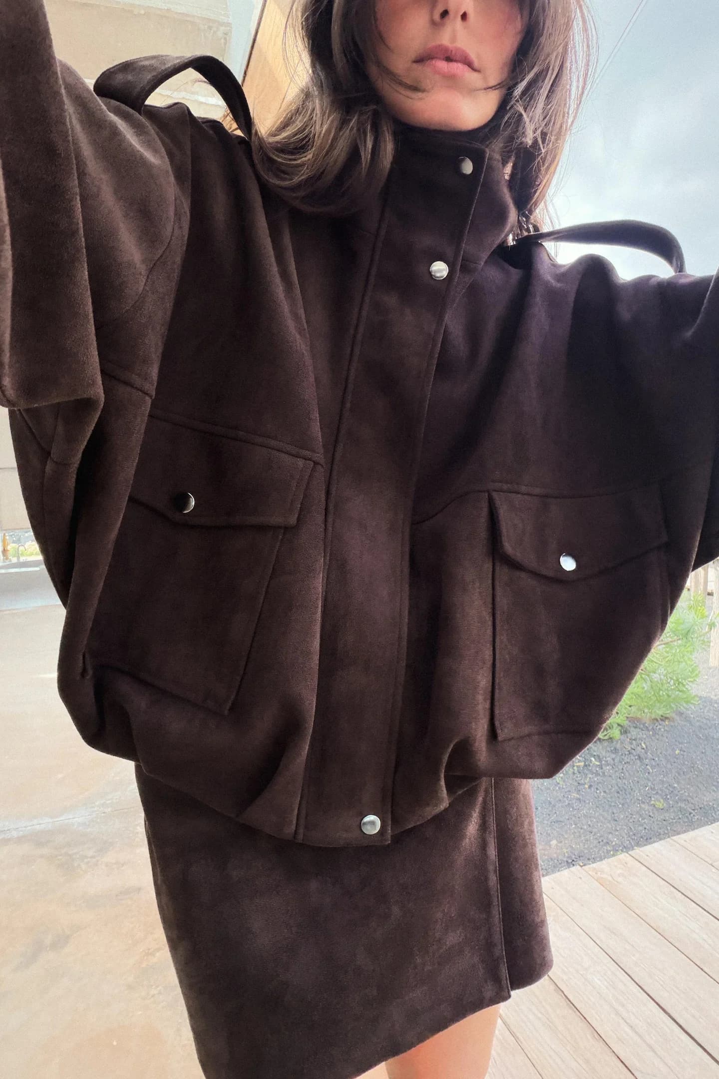 КУРТКА ИЗ ИСКУССТВЕННОЙ ЗАМШИ С НАШИВКАМИ