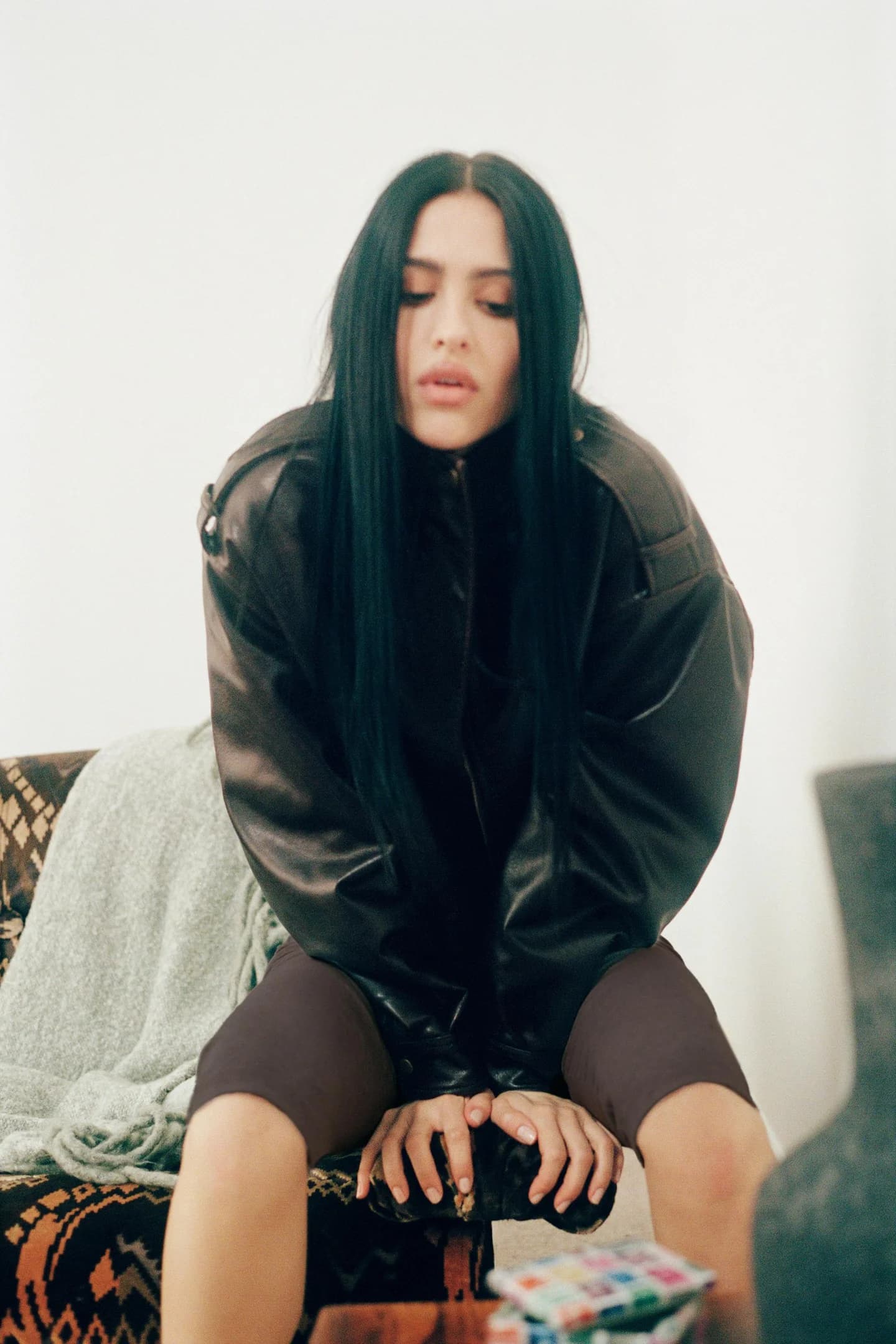 КУРТКА ИЗ ИСКУССТВЕННОЙ КОЖИ С ПОВОДКАМИ