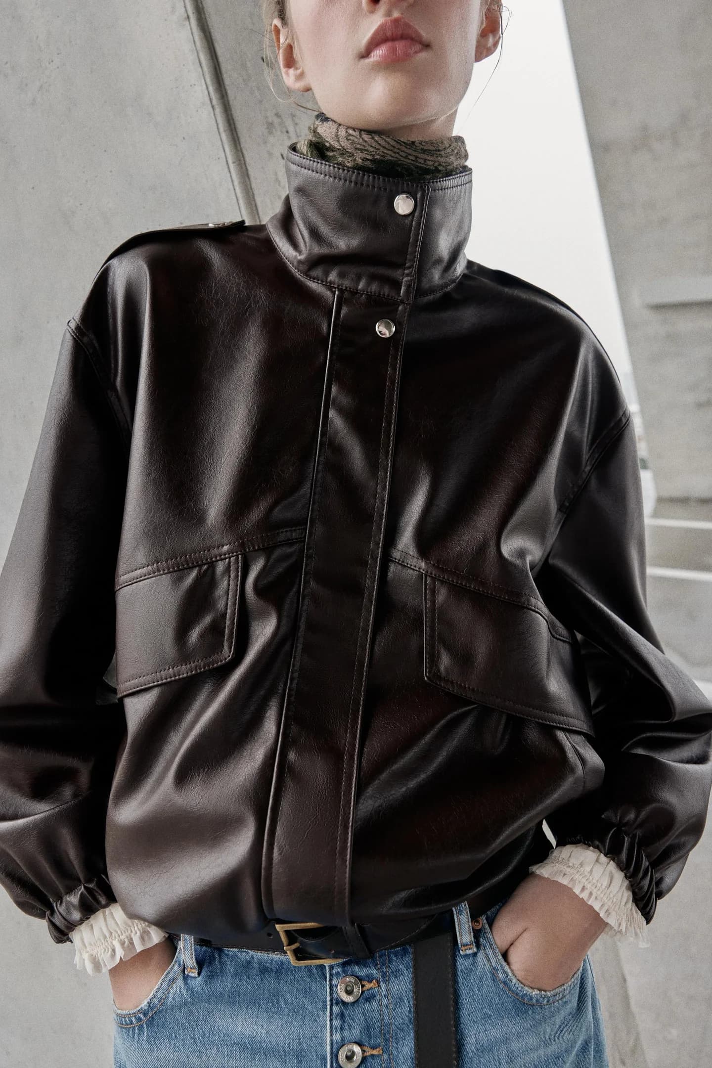 КУРТКА-БОМБЕР ИЗ ИСКУССТВЕННОЙ КОЖИ