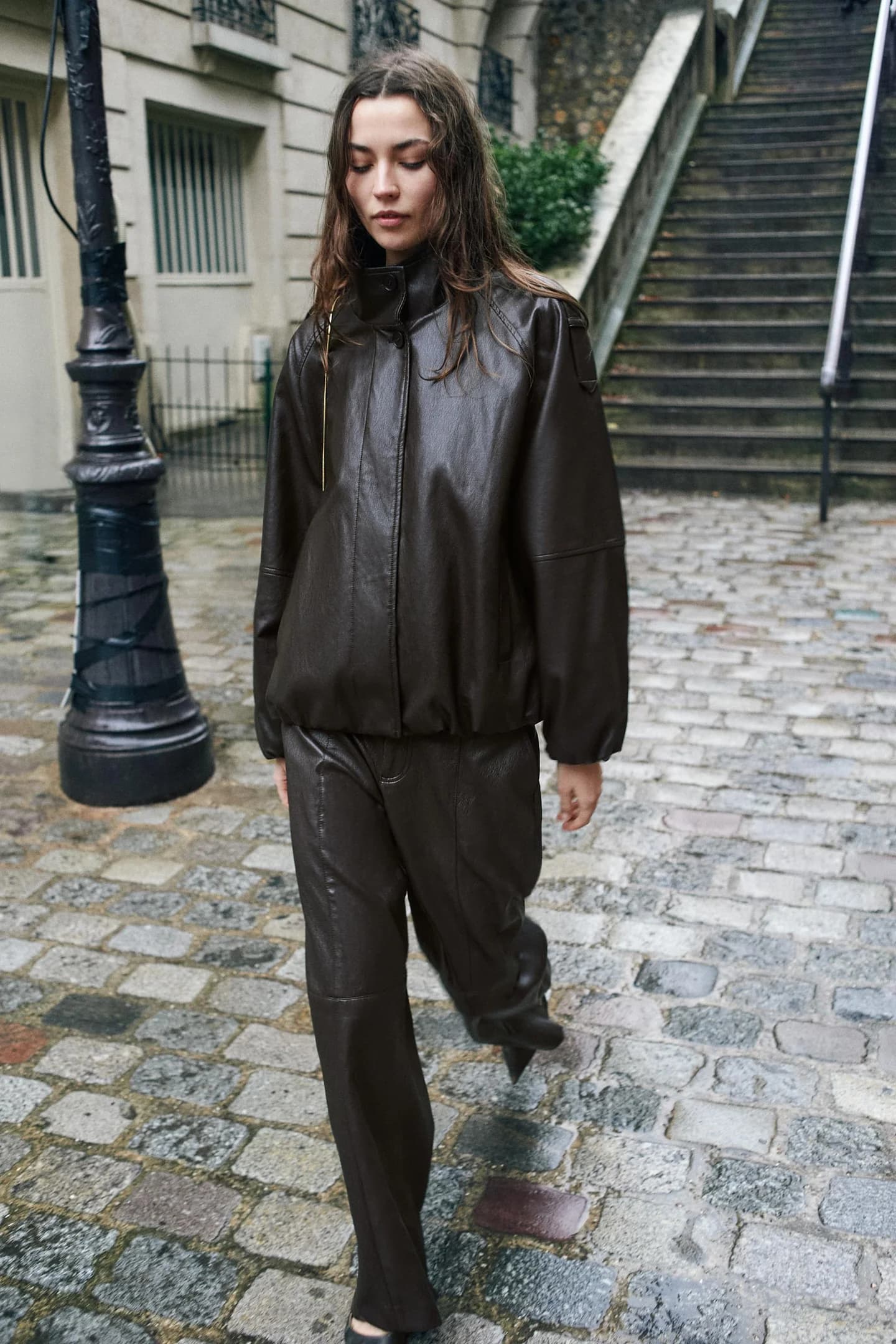 КУРТКА ИЗ ИСКУССТВЕННОЙ КОЖИ С ВЫСОКИМ ВОРОТНИКОМ