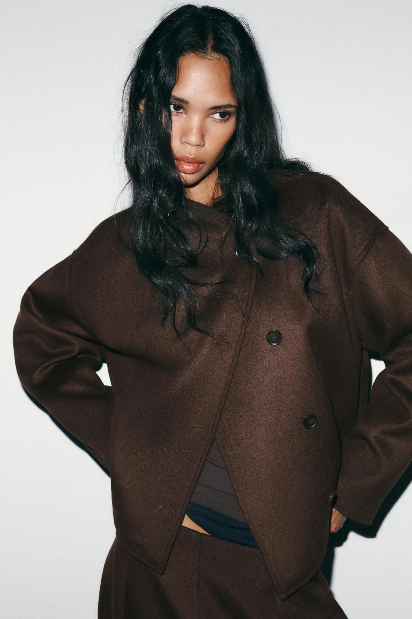 МЯГКАЯ КУРТКА С ДИАГОНАЛЬНОЙ ЗАКРЫВКОЙ - фото 2