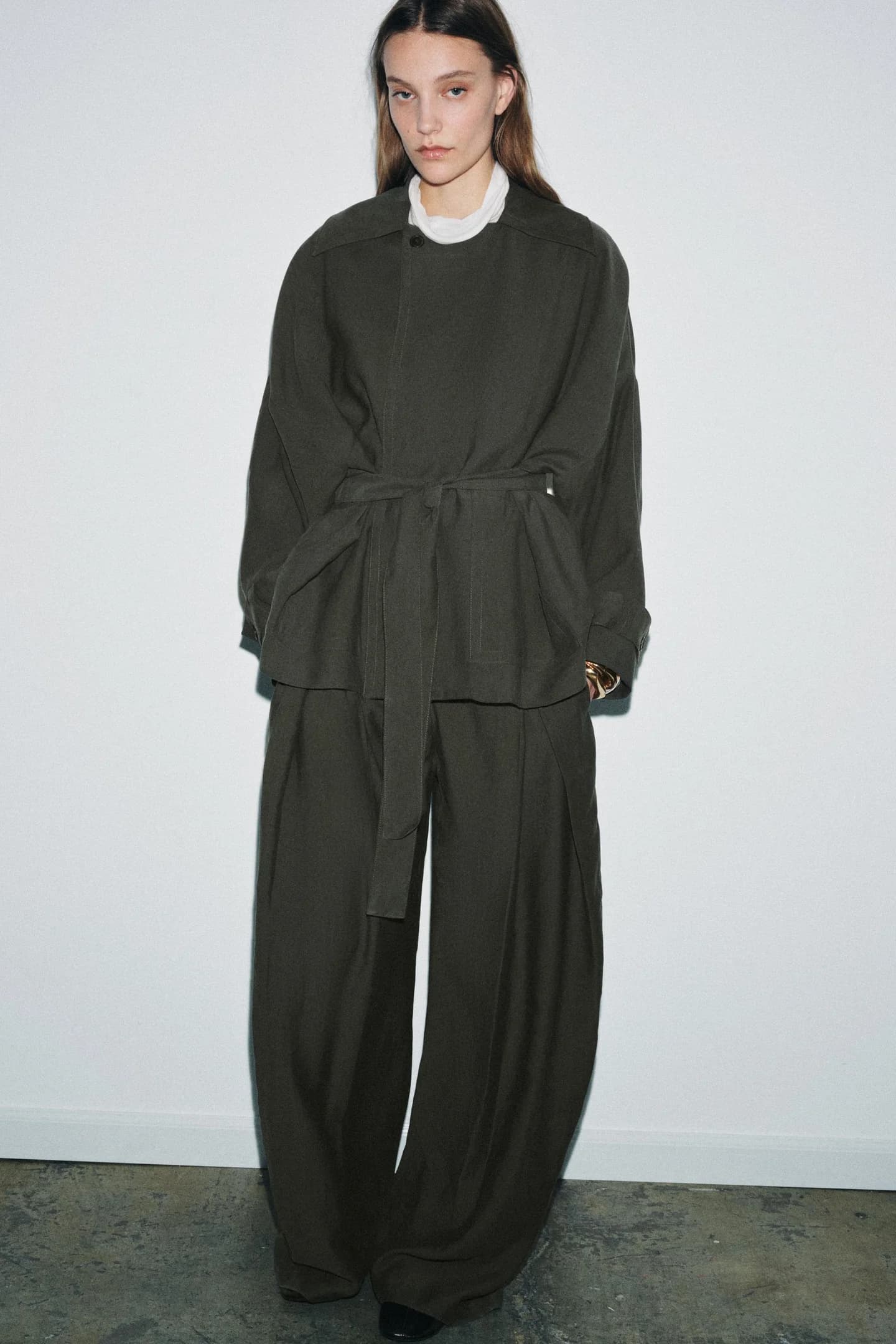 КОРОТКИЙ СВОБОДНЫЙ ТРЕНЧ ИЗ КОЛЛЕКЦИИ ZW