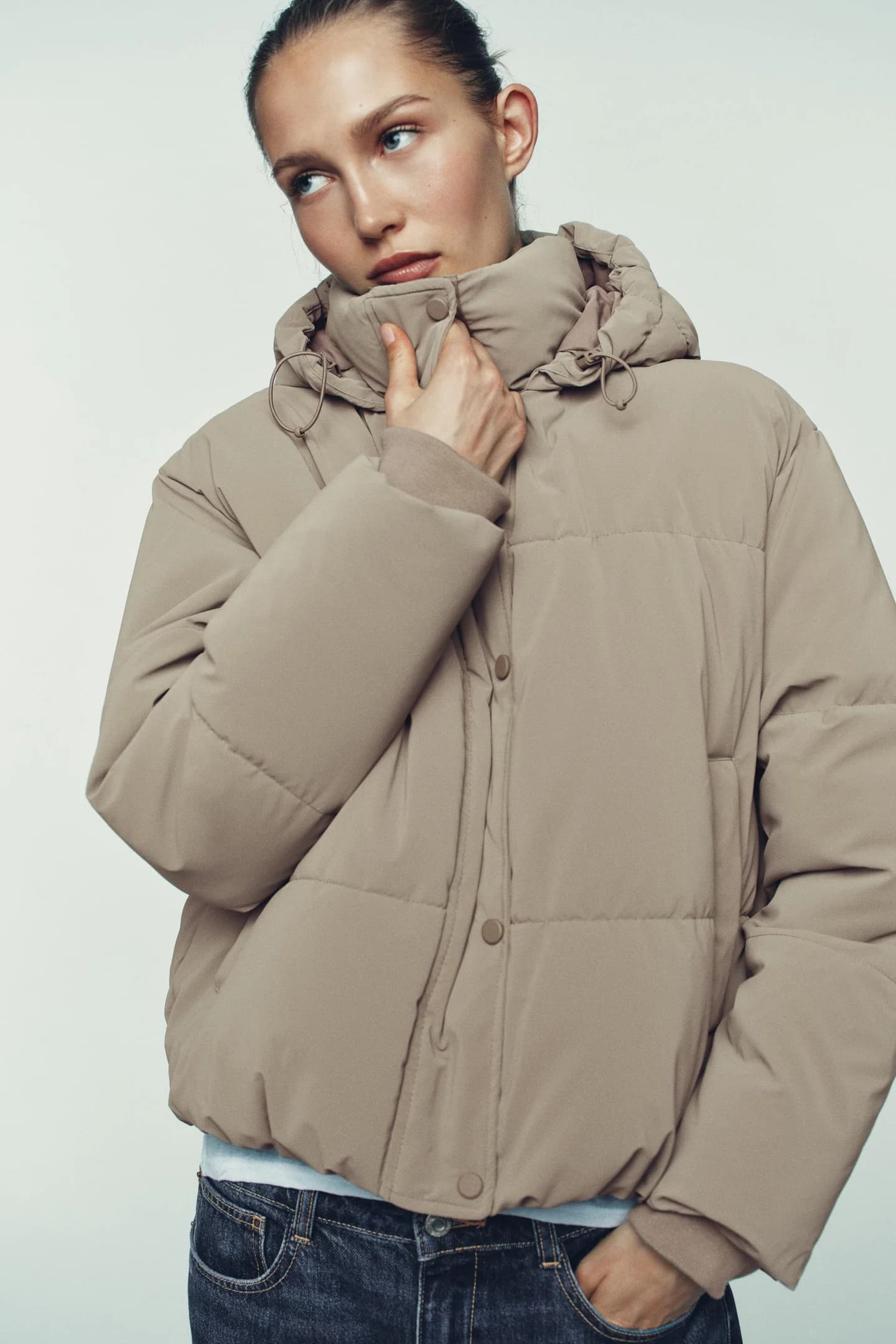 КОРОТКАЯ ВЕТРОНЕПРОНИЦАЕМАЯ КУРТКА ИЗ ГИДРОФОБНОЙ ТКАНИ