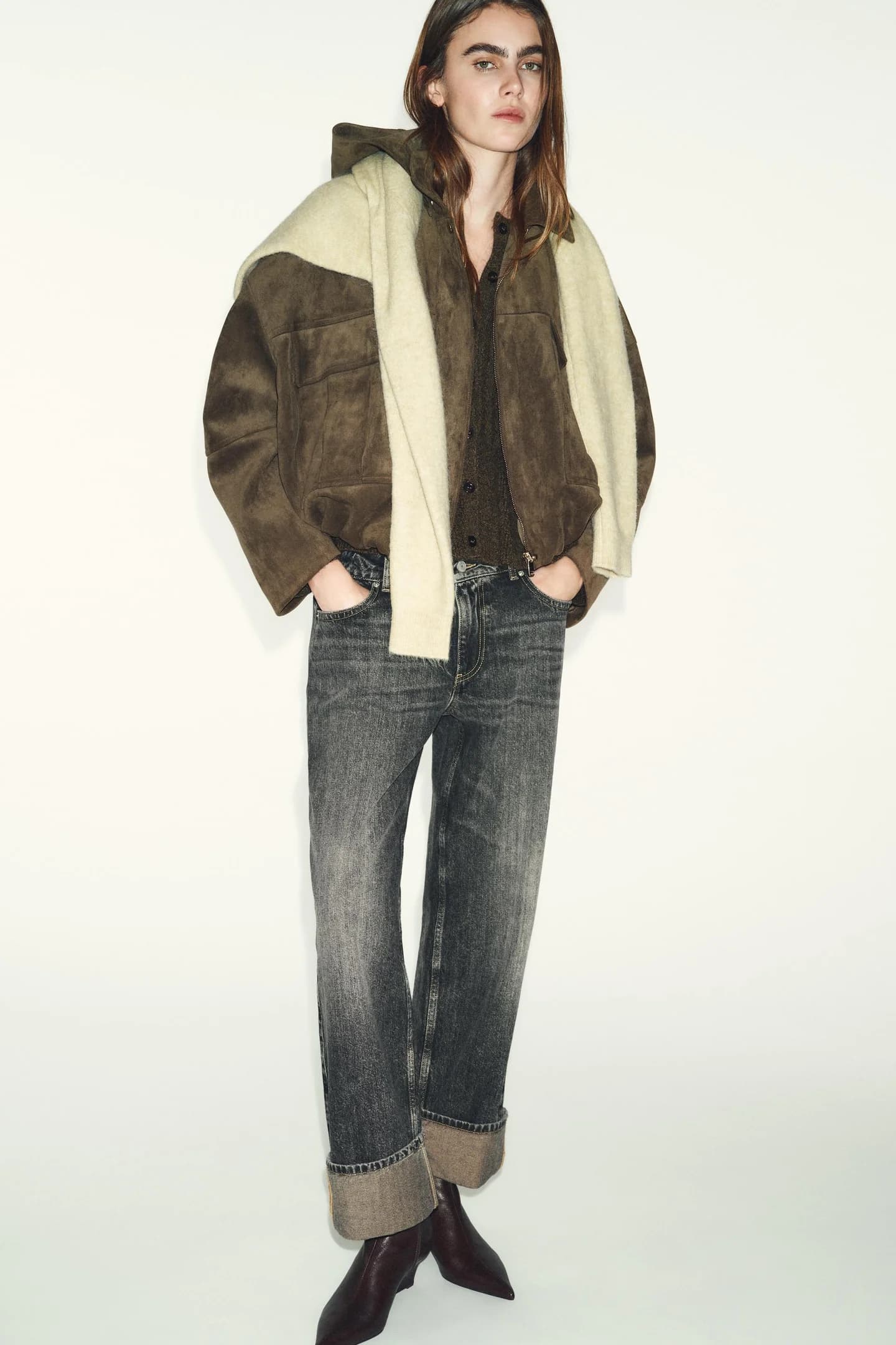 БОМБЕР OVERSIZE ИЗ ИСКУССТВЕННОЙ ЗАМШИ С КАПЮШОНОМ - фото 2