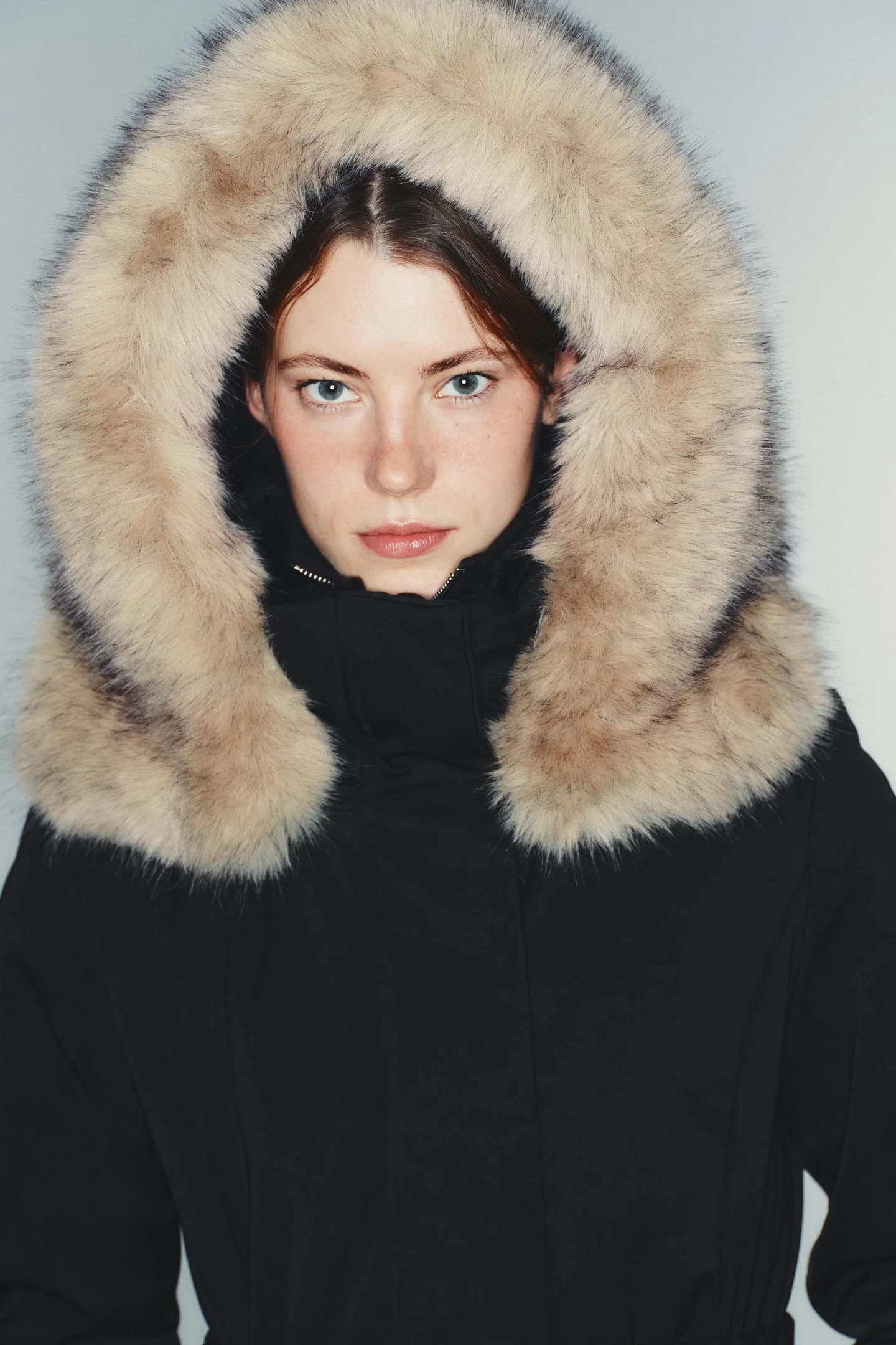 СТЕГАНЫЙ АНОРАК С КАПЮШОНОМ НА МЕХОВОЙ ПОДКЛАДКЕ ИЗ ГИДРОФОБНОЙ И ВЕТРОНЕПРОНИЦАЕМОЙ ТКАНИ - фото 2