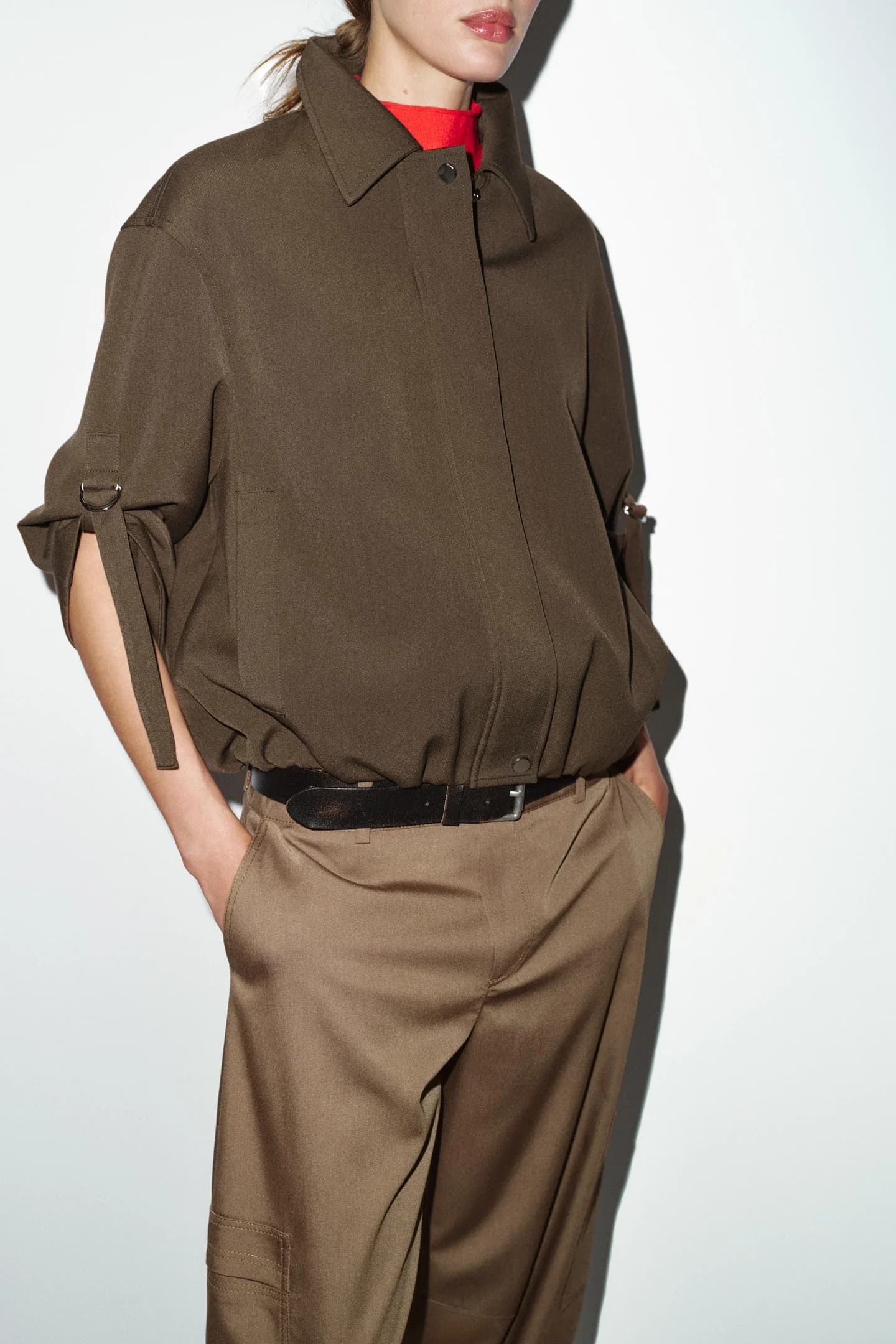 КУРТКА-БОМБЕР С ЗАКАЧЕННЫМИ РУКАВАМИ