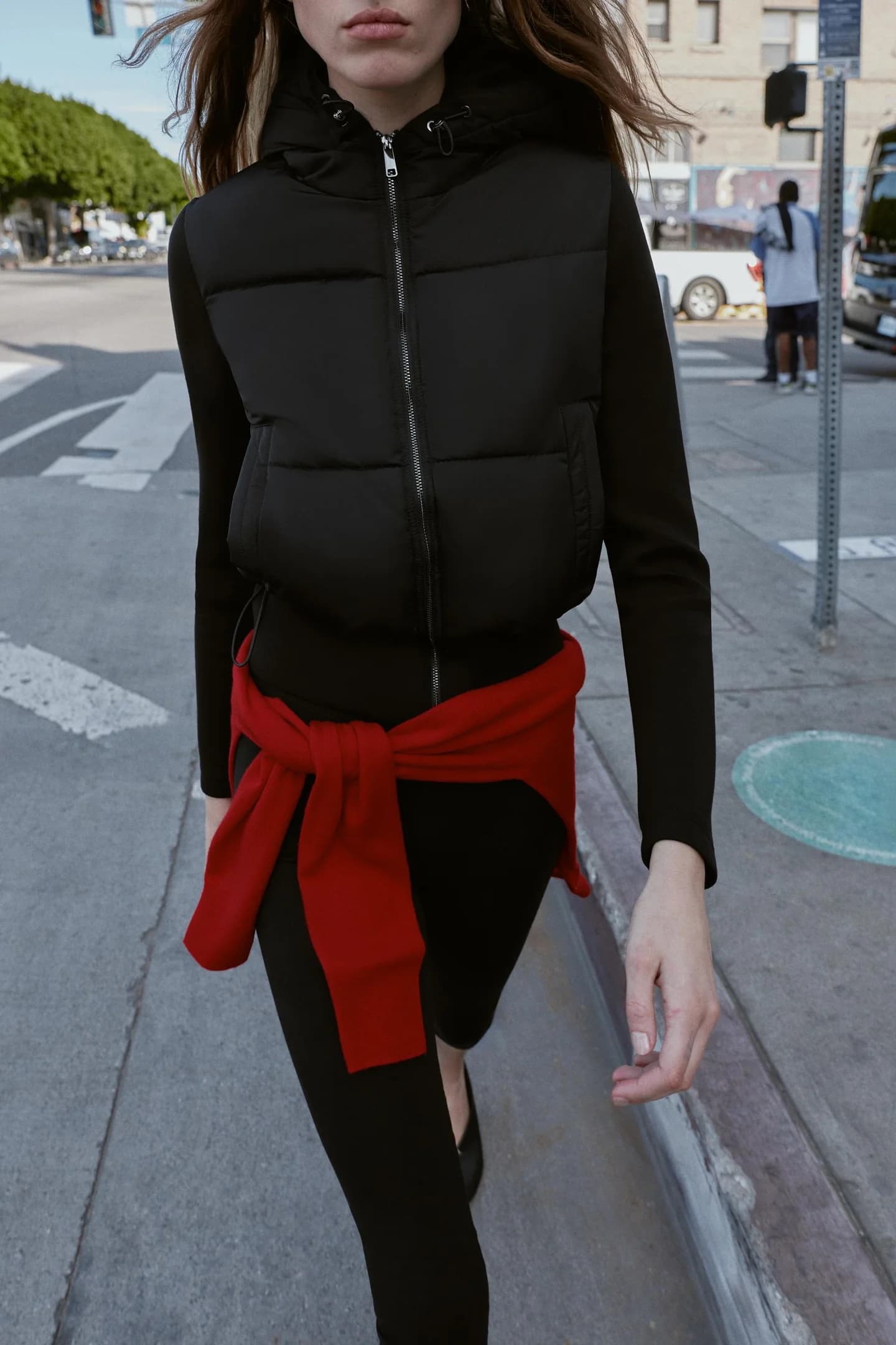 УТЕПЛЕННАЯ КУРТКА ИЗ КОМБИНИРОВАННОЙ ТКАНИ