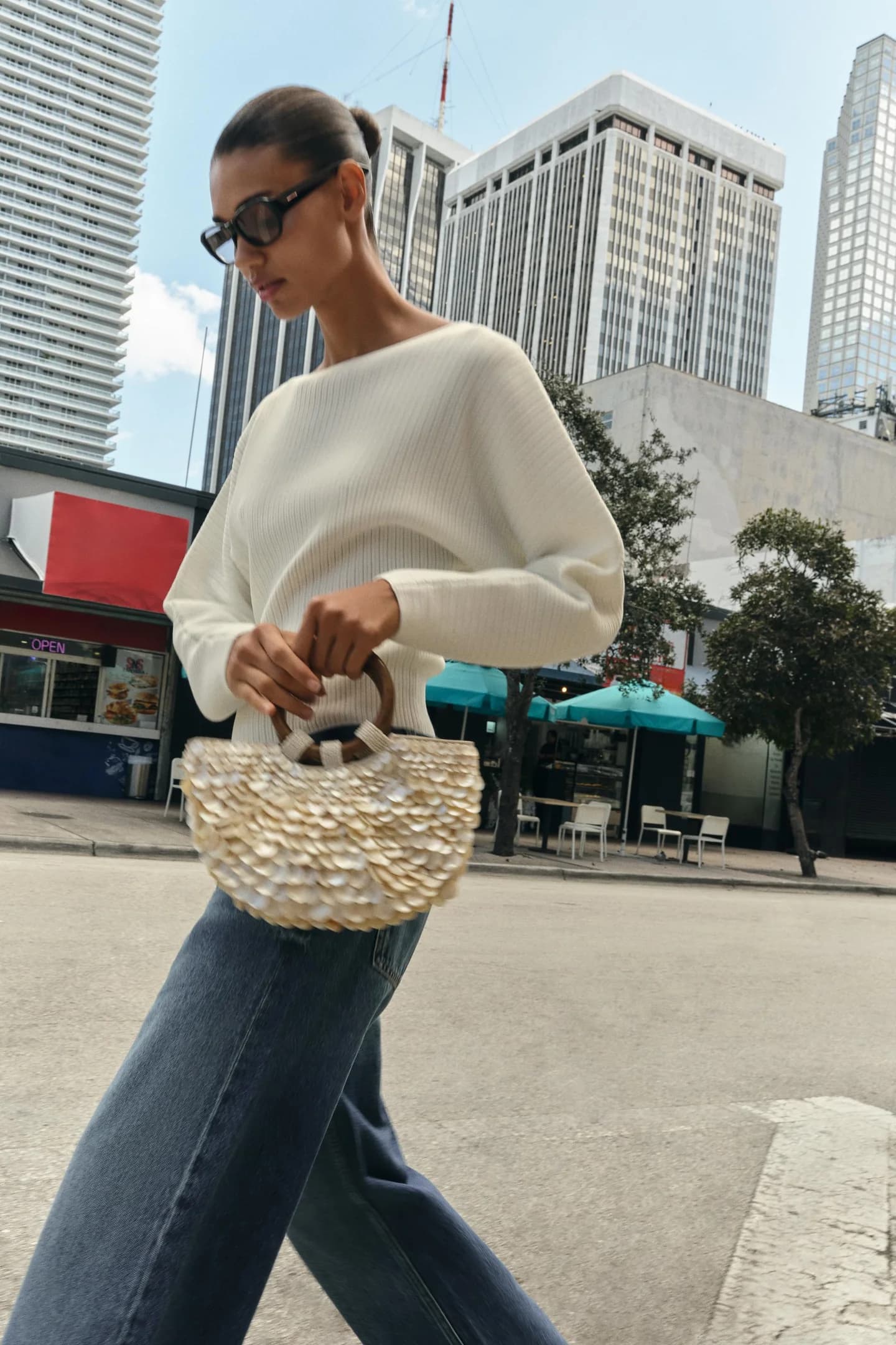 ТРИКОТАЖНЫЙ СВИТЕР В РЕБРУСКУ С ШИРОКИМИ РУКАВАМИ - фото 2