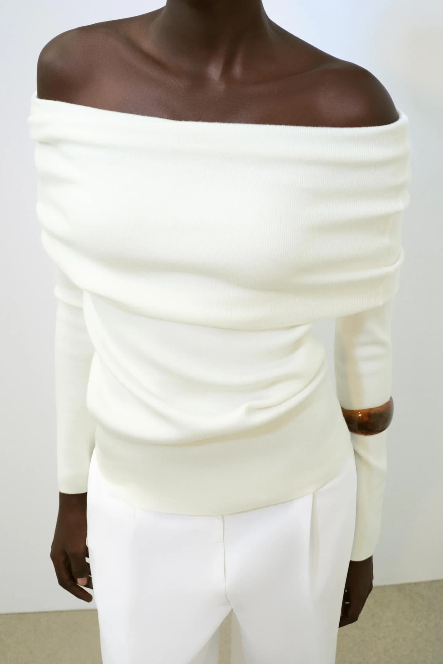 ТРИКОТАЖНЫЙ СВИТЕР КАРМЕН С ВЫРЕЗОМ - фото 2