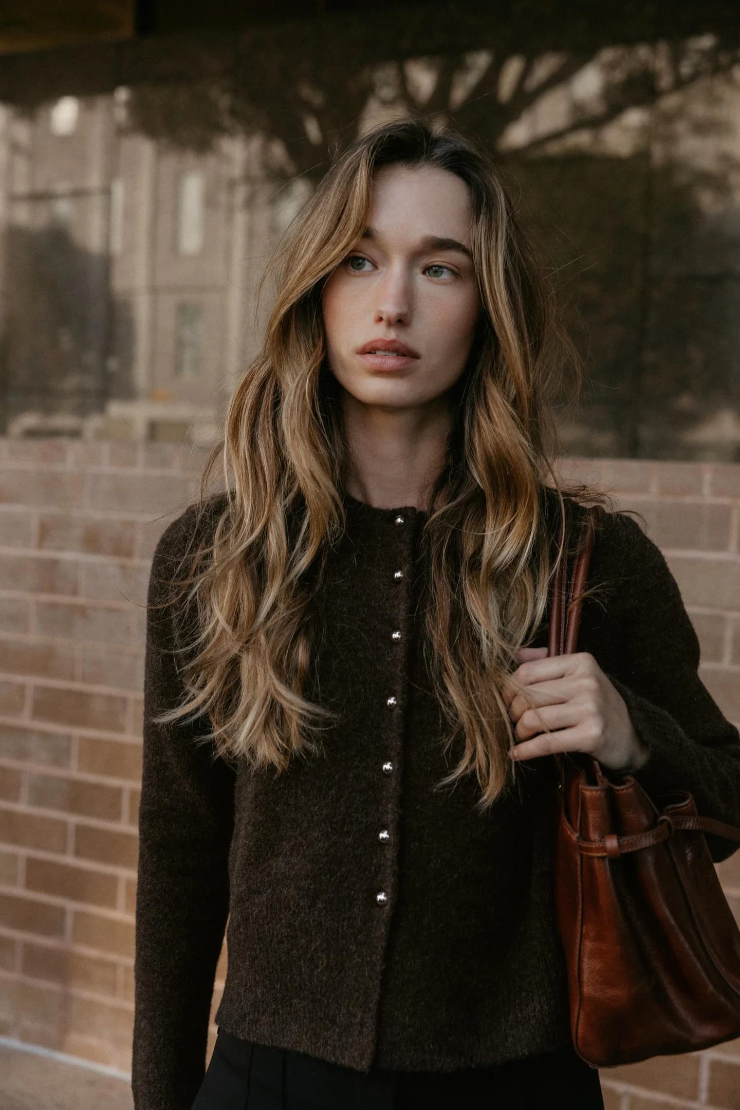 ВЯЗАННЫЙ КАРДИГАН С ШАРИКОВЫМИ ПУГОВИЦАМИ