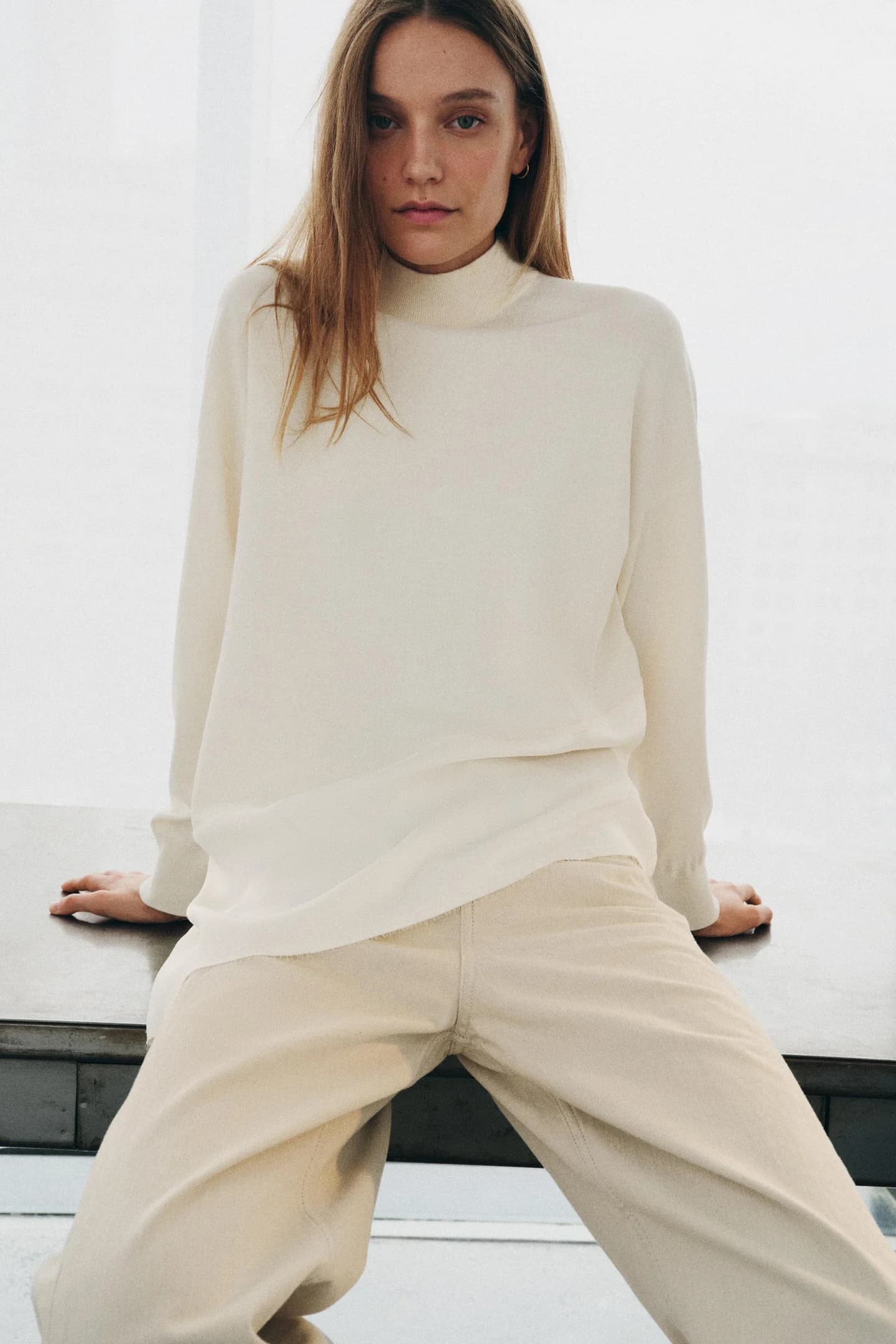 АСИММЕТРИЧНЫЙ ТРИКОТАЖНЫЙ ДЖЕМПЕР С СОЕДИНЕННОЙ ТКАНЬЮ