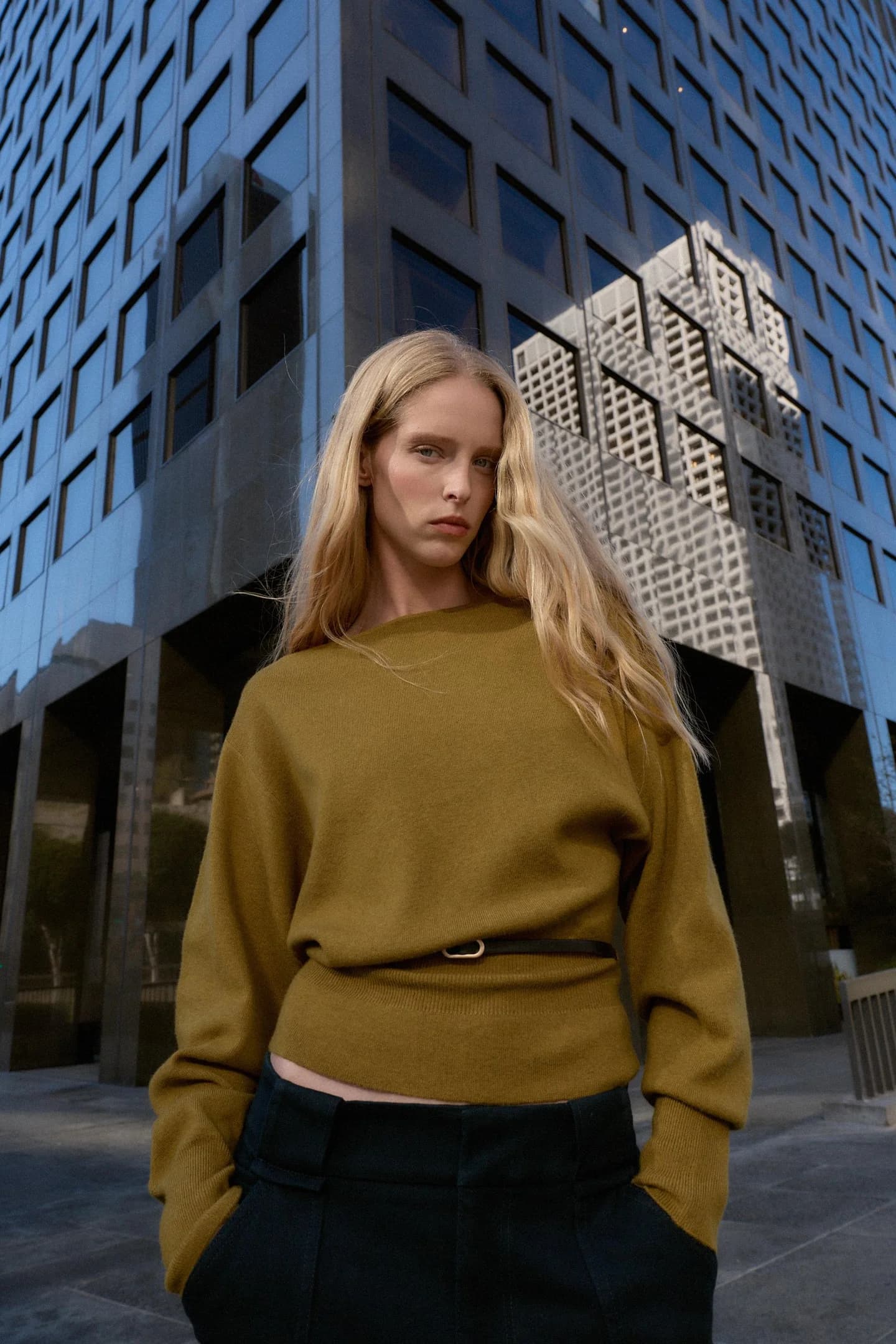 ТРИКОТАЖНЫЙ СВИТЕР С ПОЯСОМ