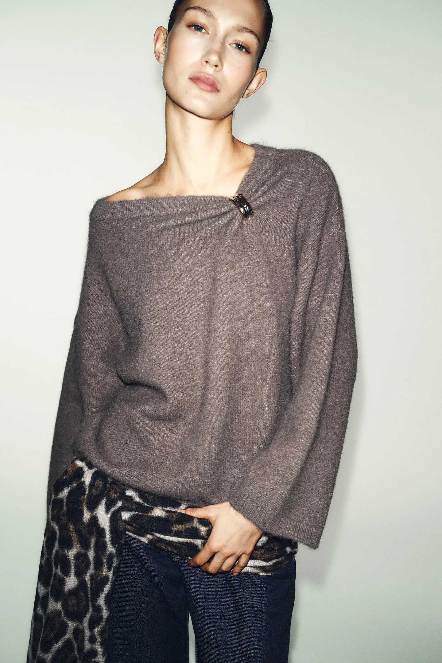 ТРИКОТАЖНЫЙ СВИТЕР С БРОШЕЙ