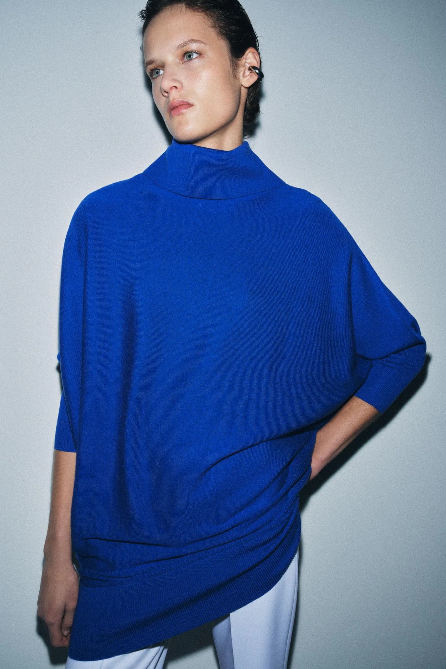 ДЛИННЫЙ ТРИКОТАЖНЫЙ СВИТЕР С БЕЗБОЕВЫМИ РУКАВАМИ - фото 2