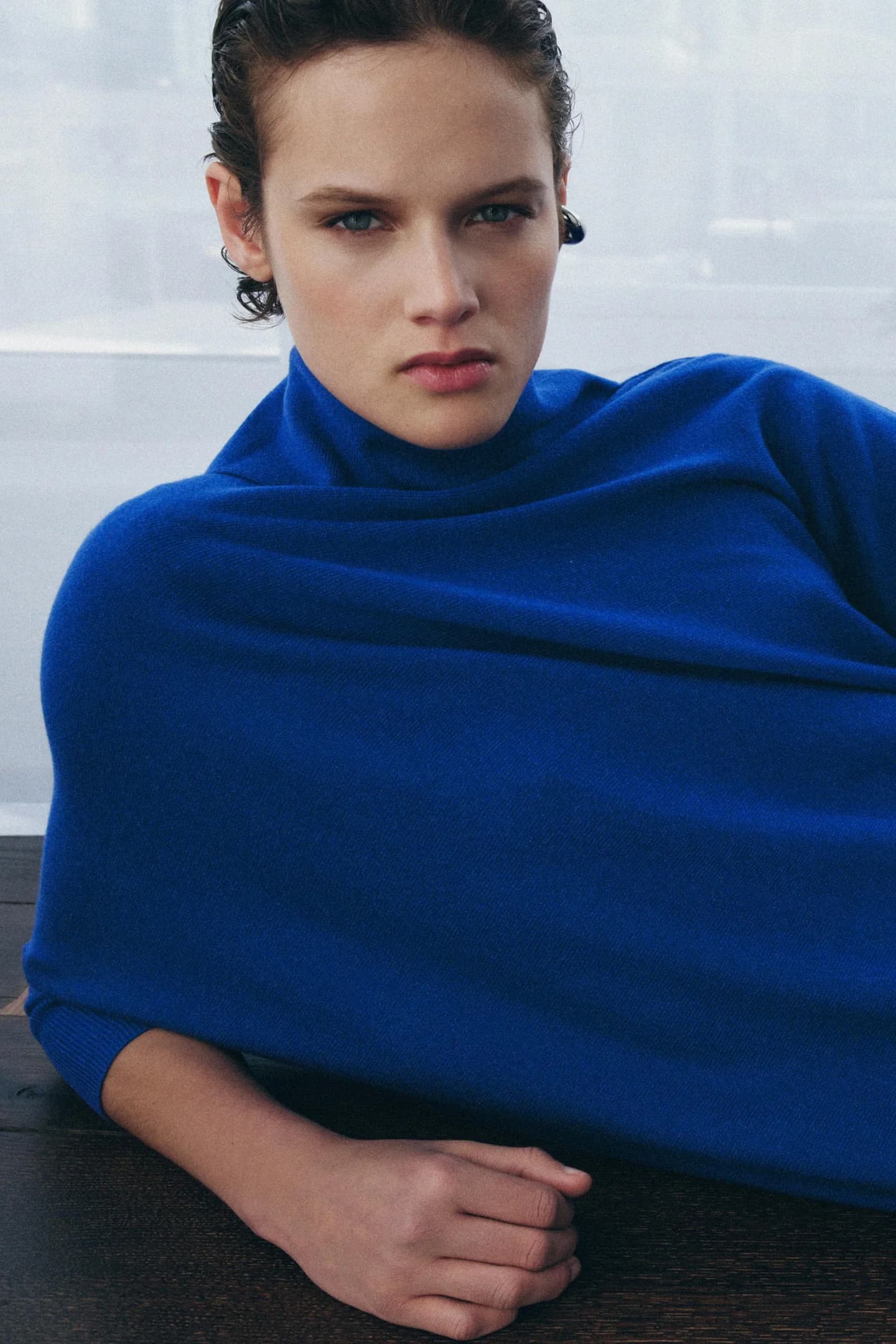 ДЛИННЫЙ ТРИКОТАЖНЫЙ СВИТЕР С БЕЗБОЕВЫМИ РУКАВАМИ - фото 3