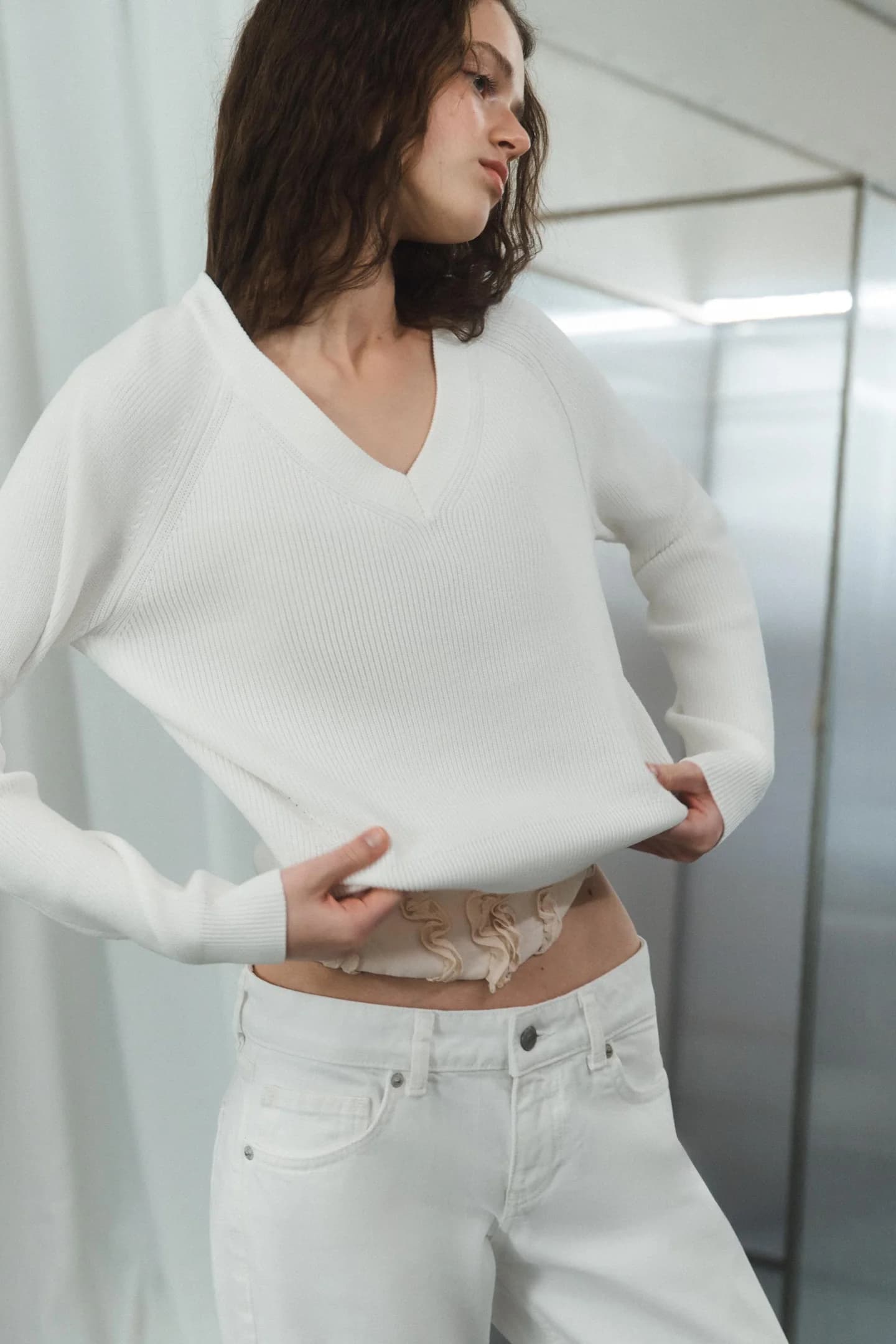 ТРИКОТАЖНЫЙ СВИТЕР С V-ОБРАЗНЫМ ВЫРЕЗОМ - фото 2