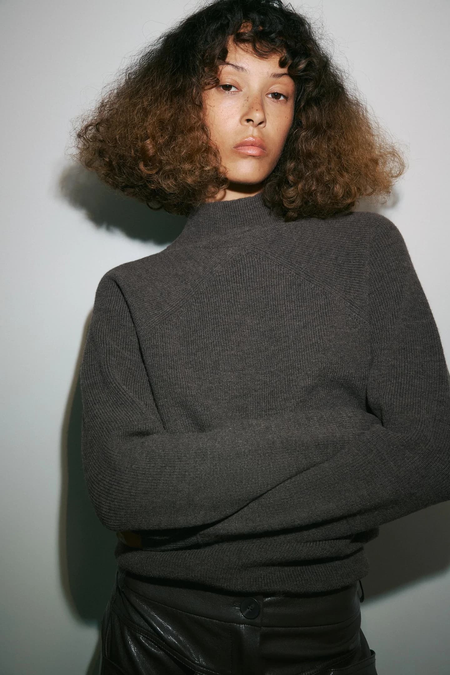 Вязаный свитер с высоким воротником - фото 2