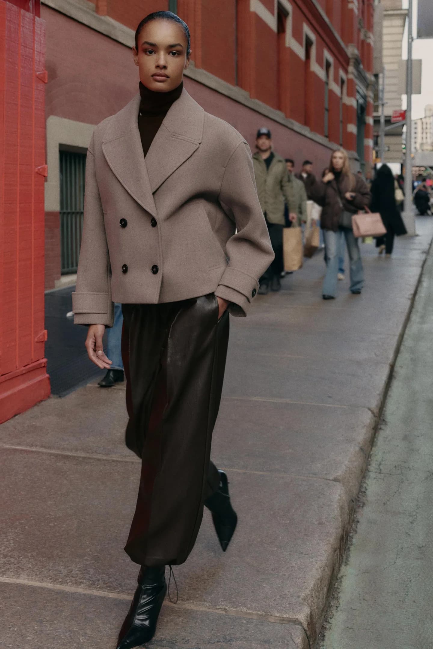 КОРОТКОЕ ДВОЙНОЕ ПАЛЬТО - фото 2