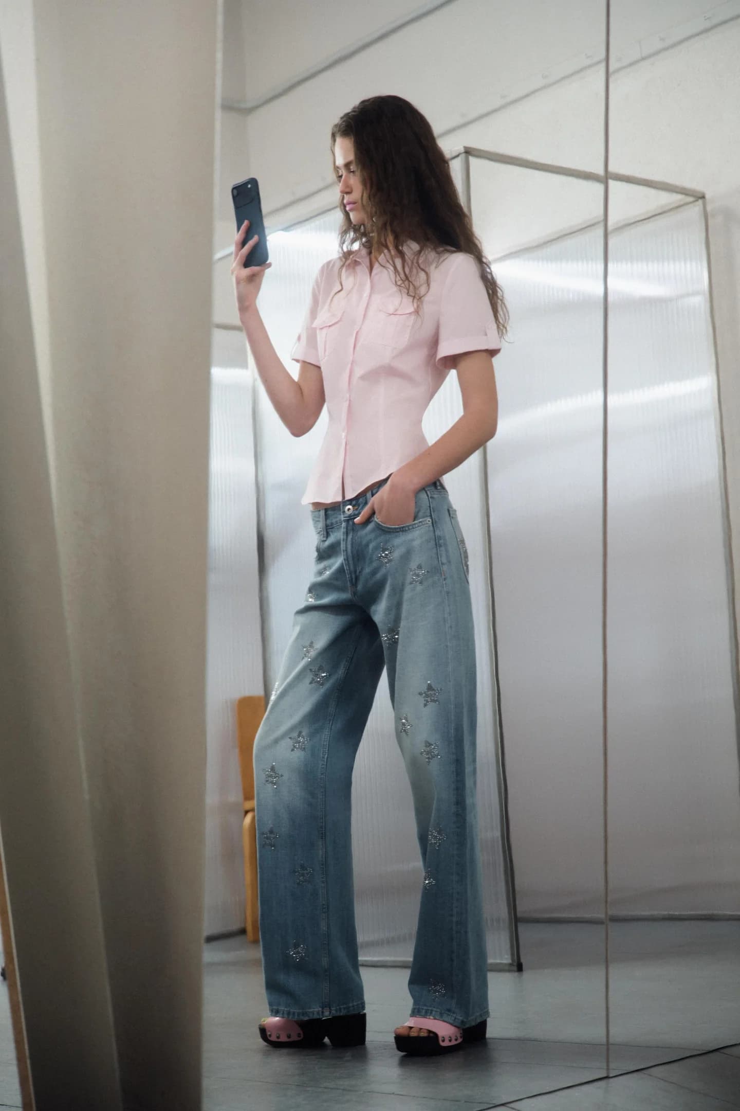 ШИРОКИЕ ДЖИНСЫ TRF С СТРОИТЕЛЬНЫМИ КРИСТАЛЛАМИ - фото 3