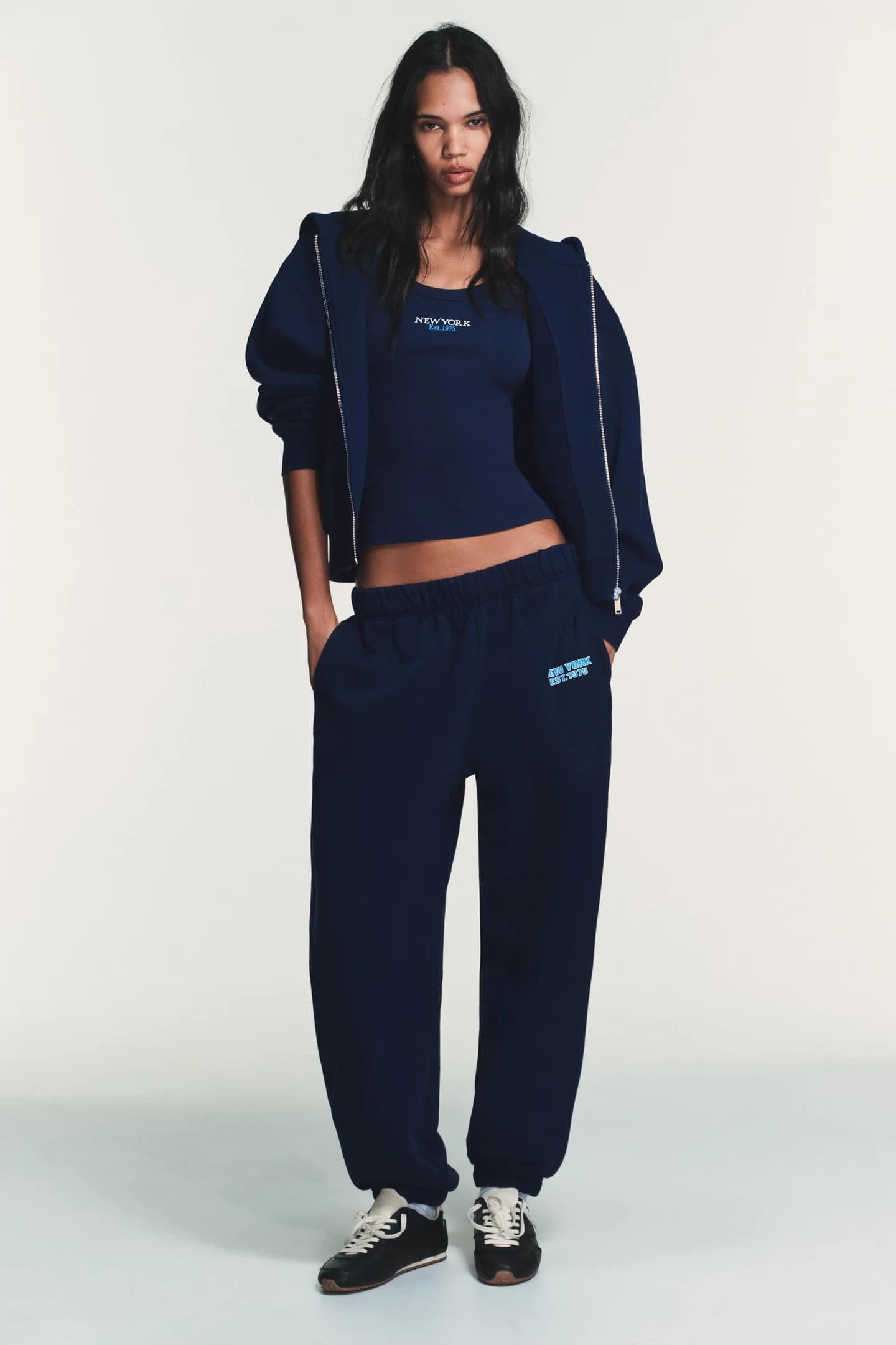 СВИТШОТ С КАПЮШОНОМ И НАДПИСЬЮ - фото 2