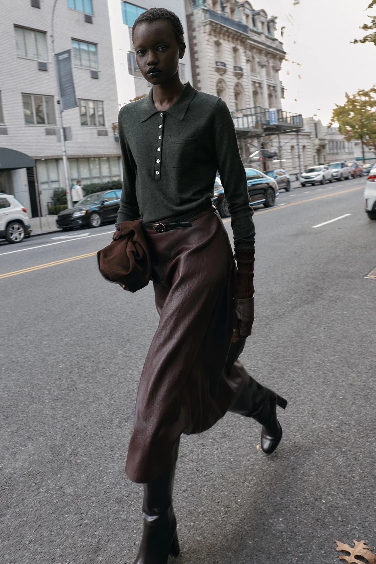 ЮБКА МИДИ ИЗ ИСКУССТВЕННОЙ КОЖИ С ПОЯСОМ