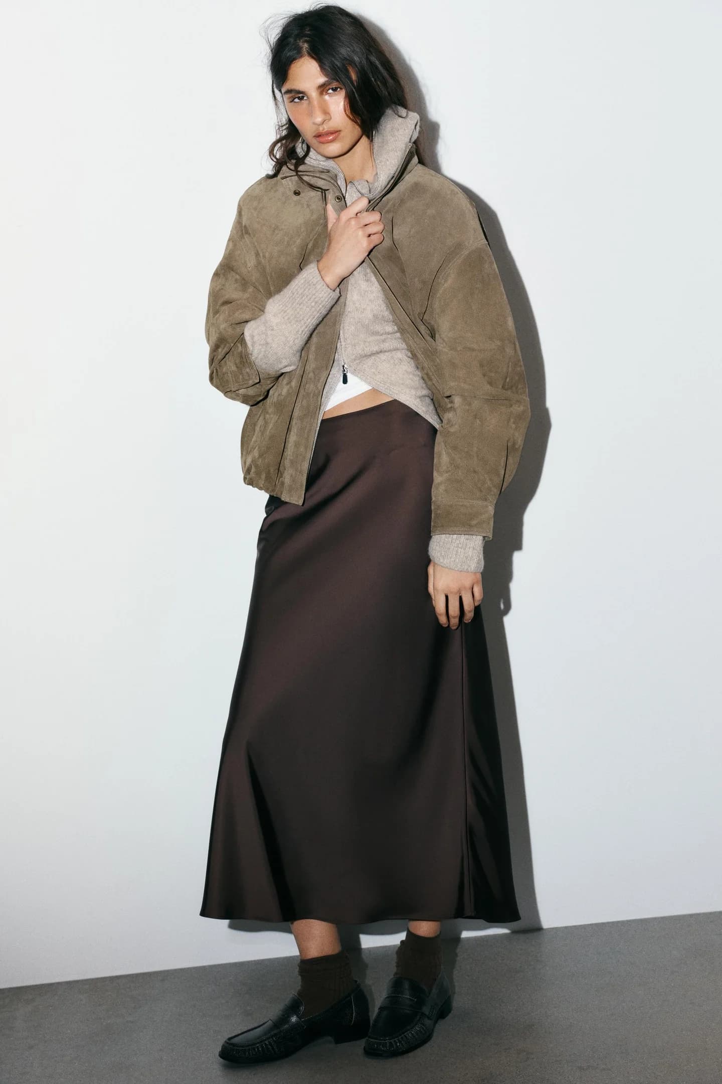 ЮБКА СРЕДНЕЙ ДЛИНЫ ИЗ АТЛАСНОЙ ТКАНИ