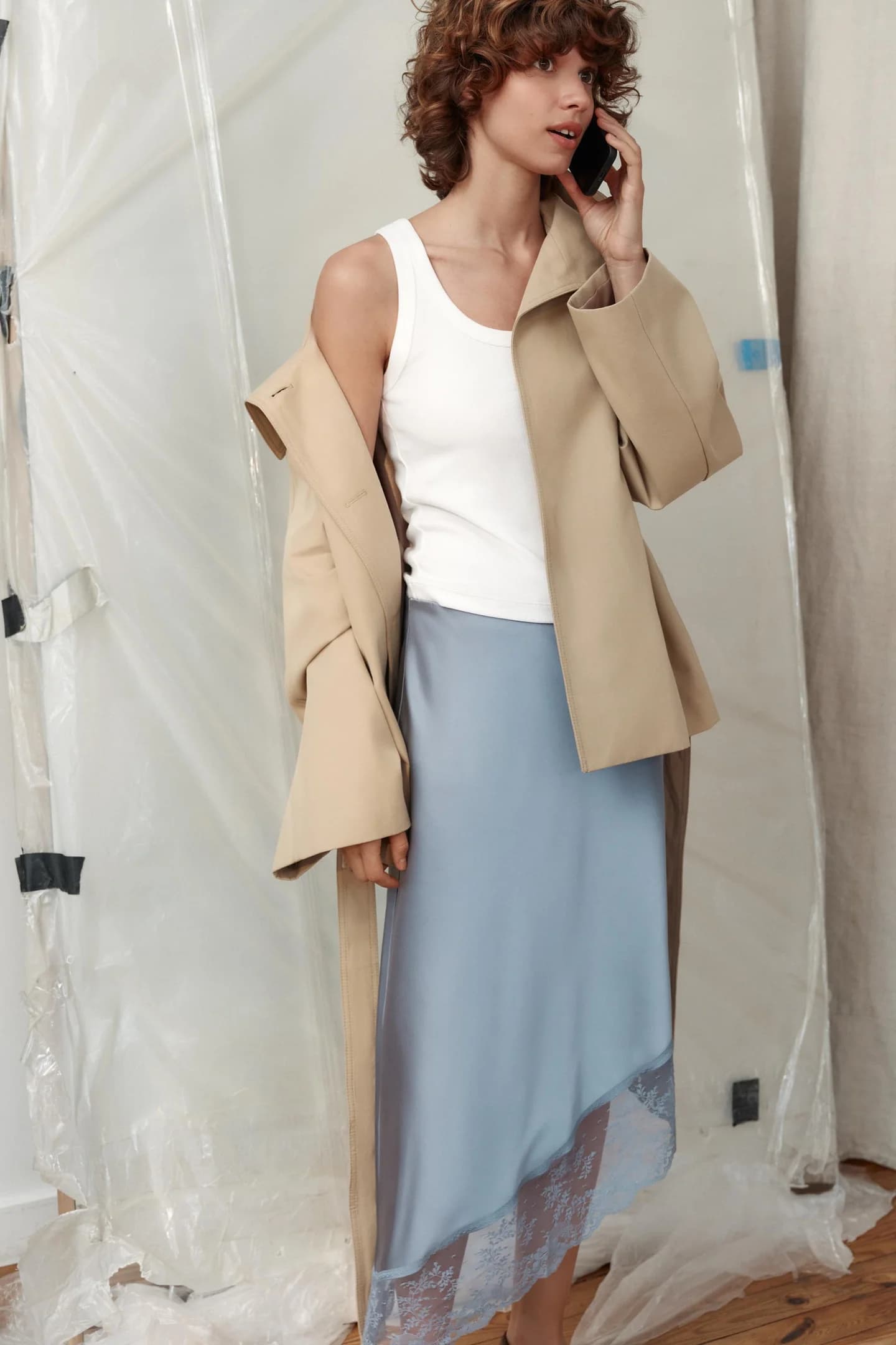 АТЛАСНАЯ ЮБКА СРЕДНЕЙ ДЛИНЫ С АСИММЕТРИЧНЫМ НИЗОМ И КРУЖЕВОМ - фото 2