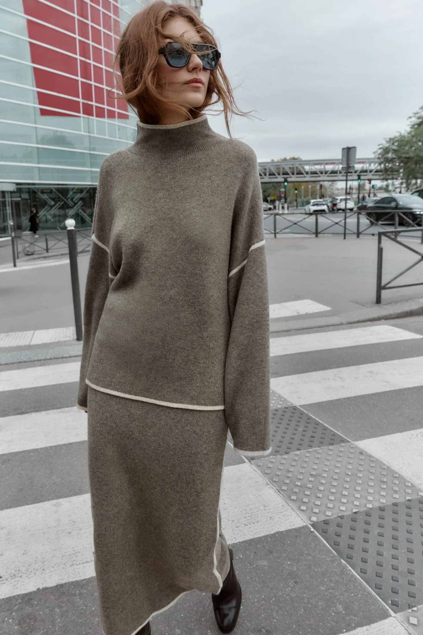 ТРИКОТАЖНАЯ ЮБКА СРЕДНЕЙ ДЛИНЫ С КОНТРАСТНЫМ ХРОМОМ