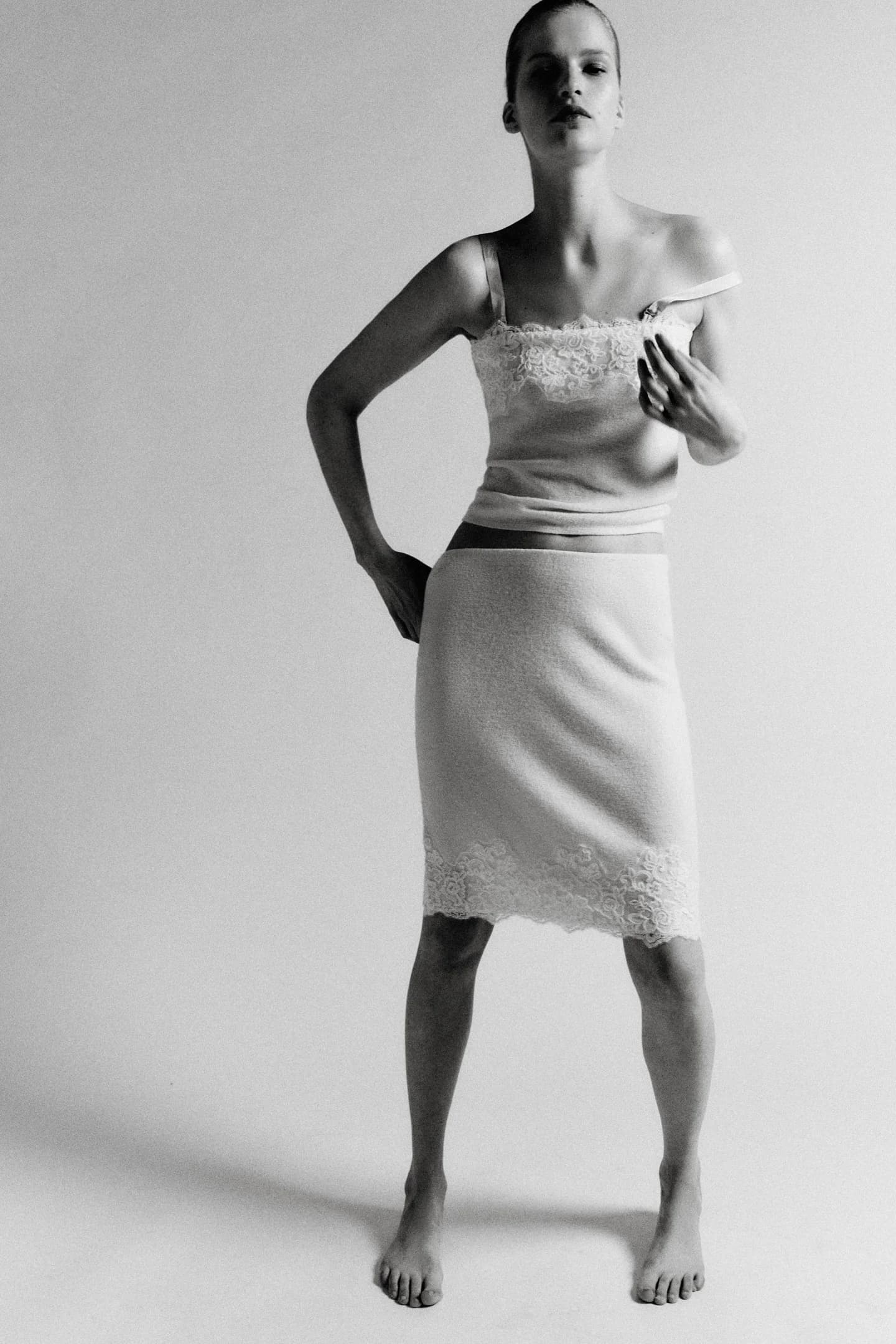 ТРИКОТАЖНАЯ ЮБКА МИДИ С КРУЖЕВОМ И ВЫШИВКОЙ - фото 2