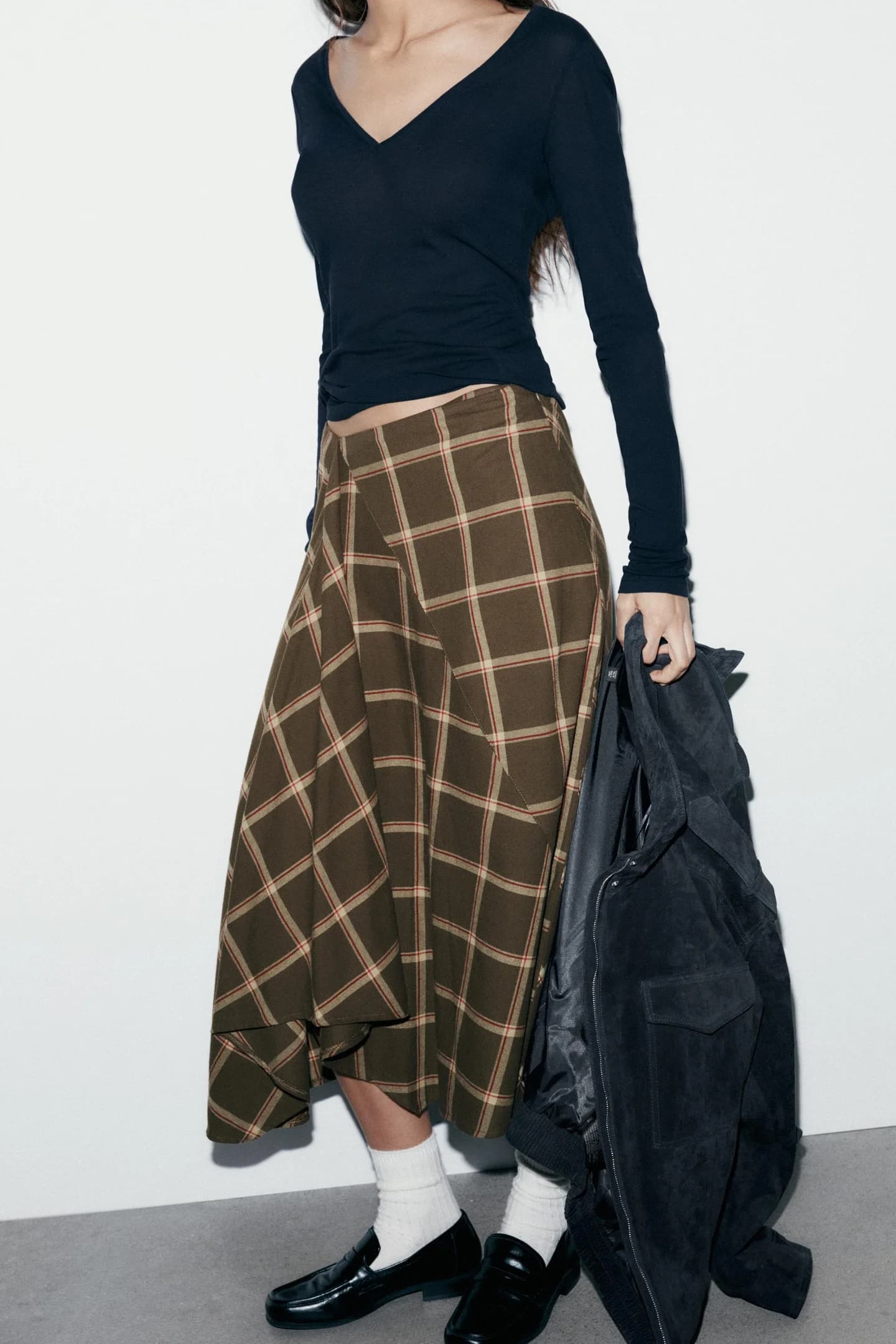 ЮБКА СРЕДНЕЙ ДЛИНЫ В КЛЕТИКУ С ОРУШАМИ