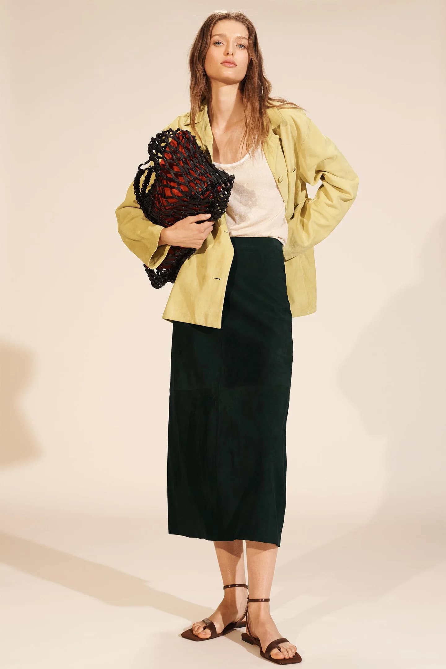 МИНИМАЛИСТИЧНАЯ ЗАМШЕВАЯ ЮБКА, ОГРАНИЧЕННАЯ ВЫПУСКА