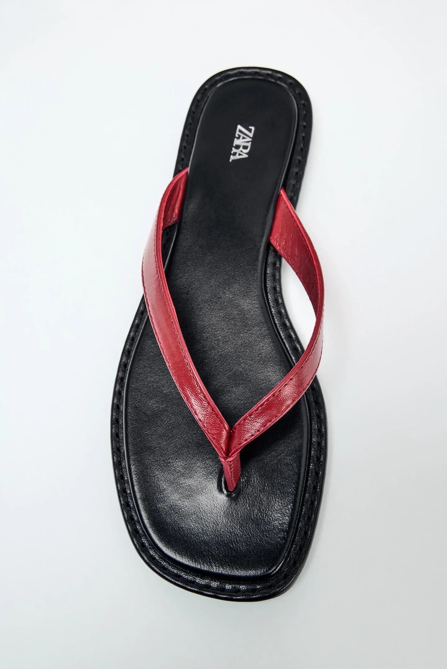 КОЖАНЫЕ САНДАЛИИ С КОНТРАСТНЫМИ ДЕТАЛЯМИ