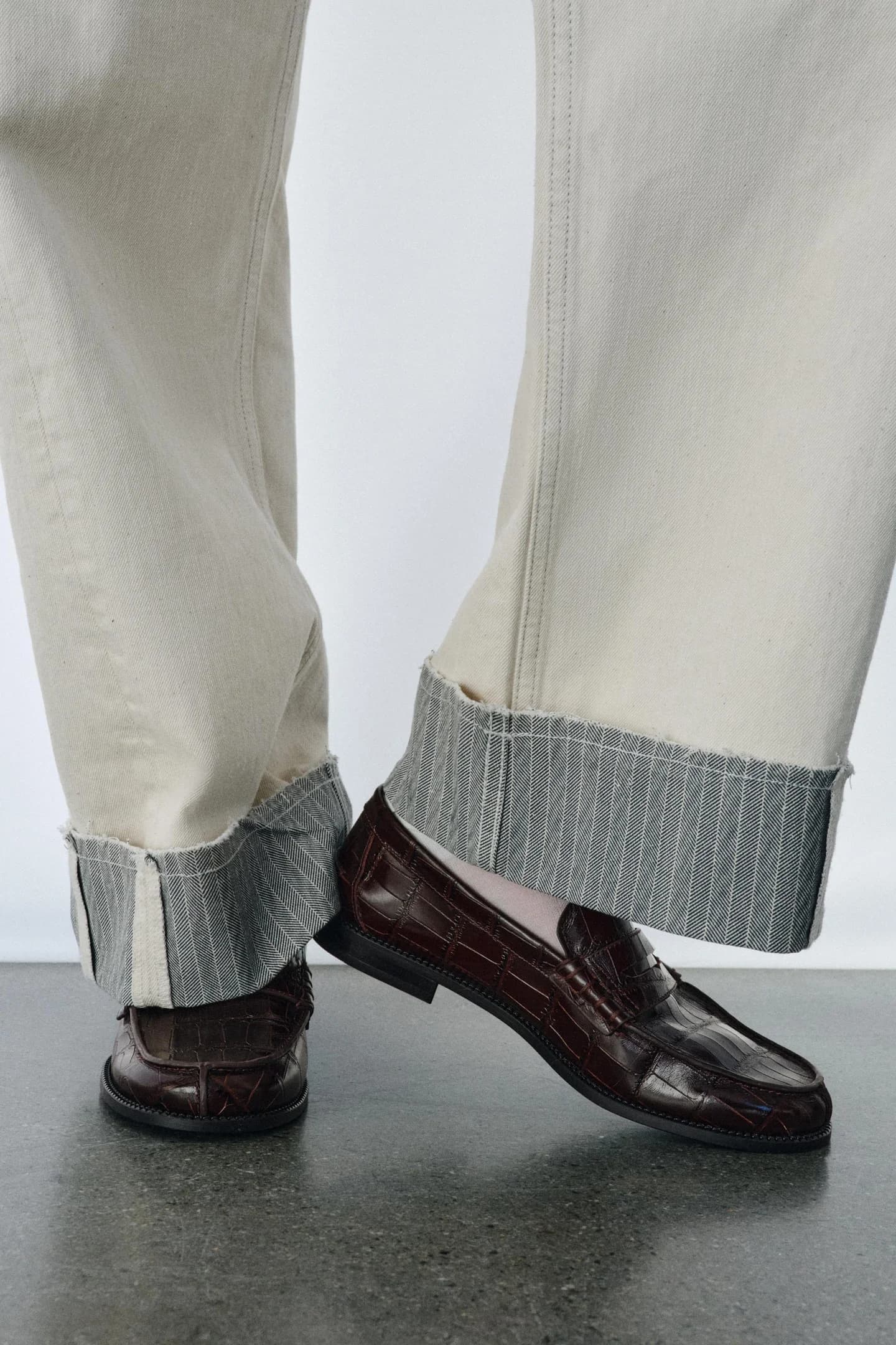 КОЖАНЫЕ МОКАСИНЫ С РЕЛЬЕФНЫМ ЭФФЕКТОМ