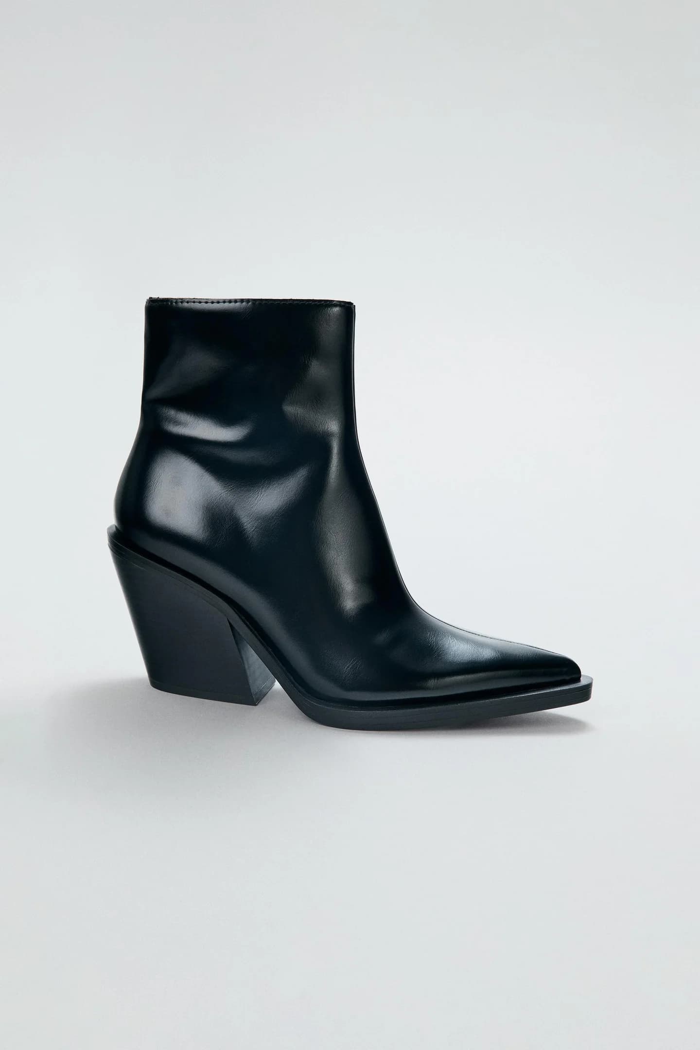 БОТИНКИ НА КАБЛУКЕ В КОВБОЙСКОМ СТИЛЬ