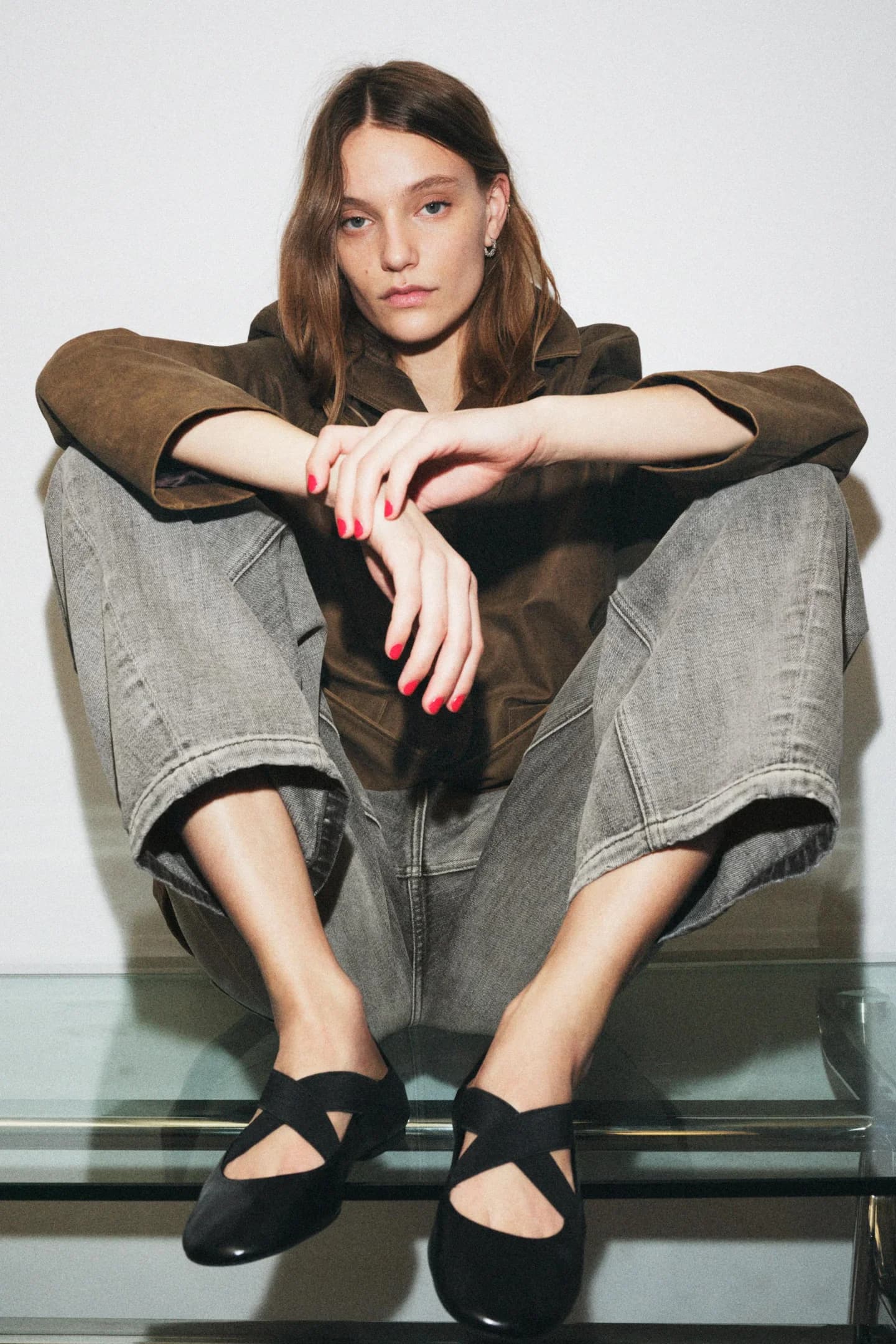 КОЖАНЫЕ БАЛЕТКИ НА ПЕРЕСЕЧЕННЫХ ЭЛАСТИЧНЫХ РЕМЕШКАХ