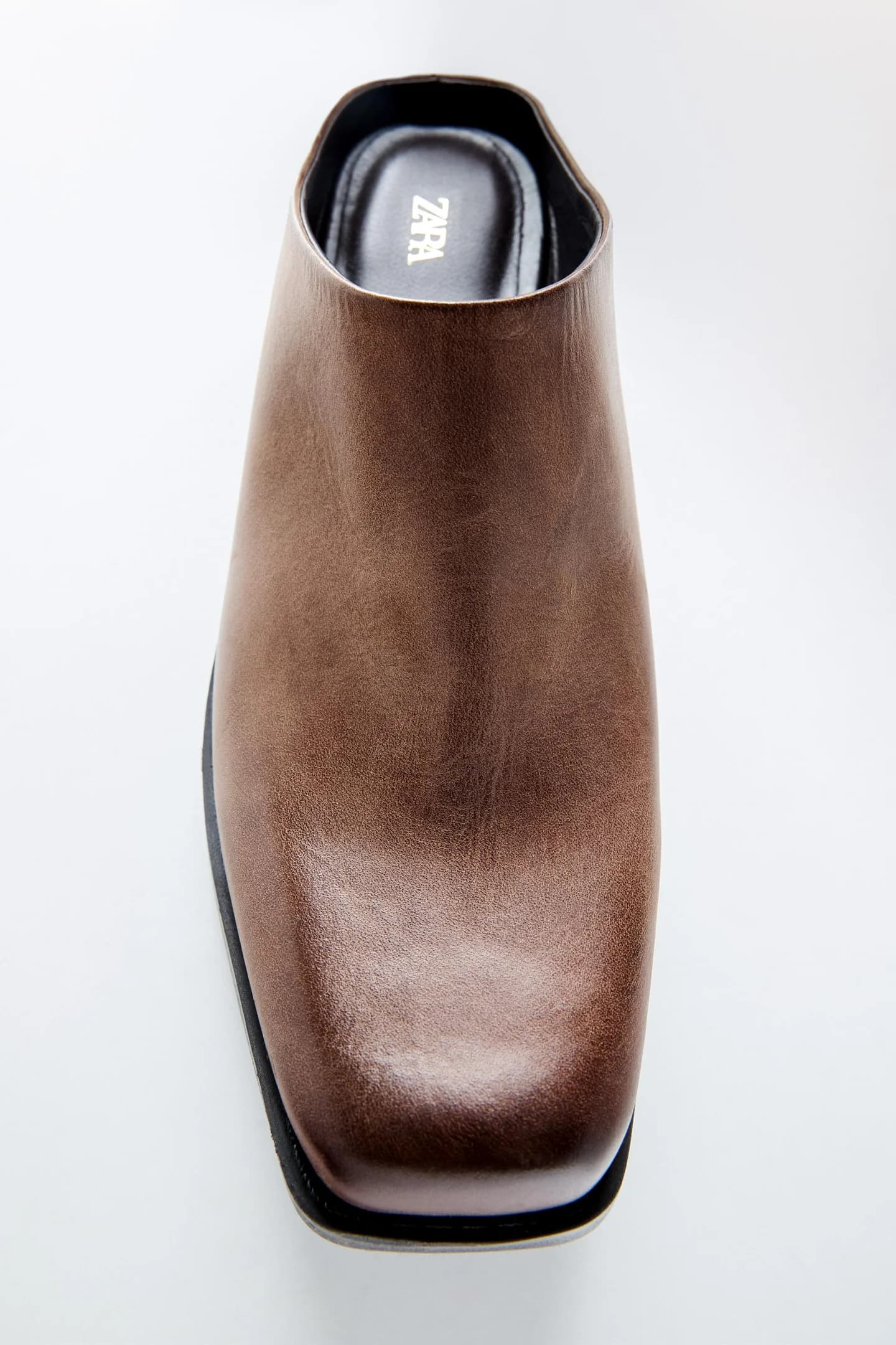 КОЖАНЫЕ КЛОГИ С ЭФФЕКТОМ НОШЕННОСТИ