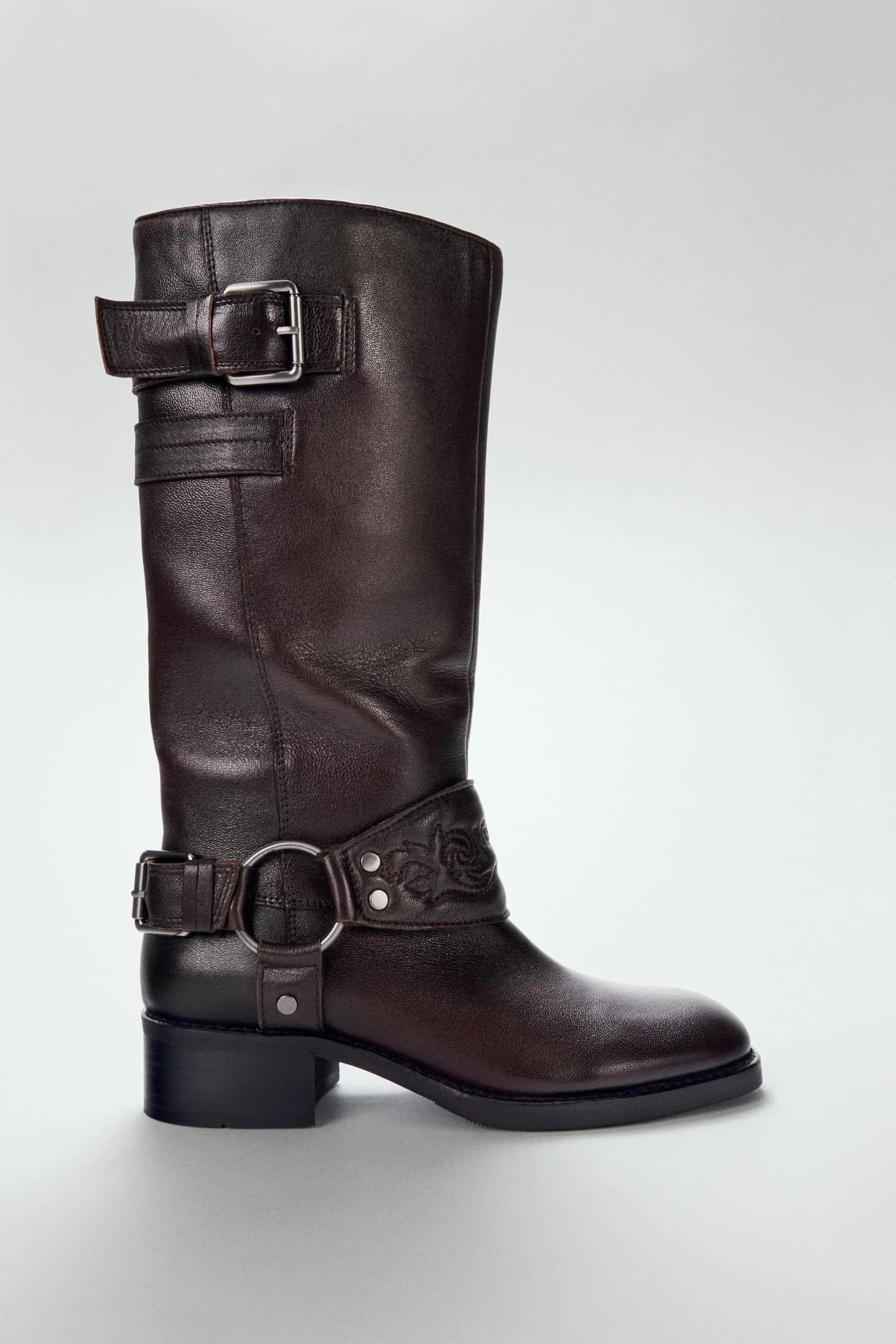 КОЖАНЫЕ БОТИНКИ НА ПЛОСКОЙ КАБЛУКЕ С ВЫШИВКОЙ