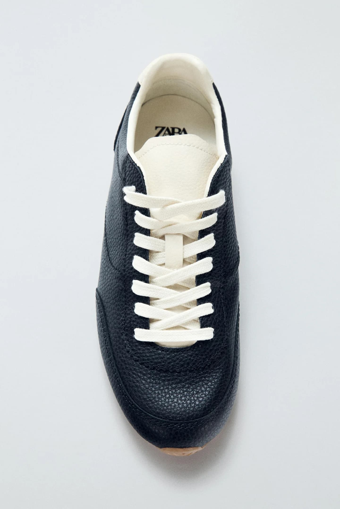 КОЖАНАЯ СПОРТИВНАЯ ОБУВЬ С КОНТРАСТНЫМИ ВСТАВКАМИ