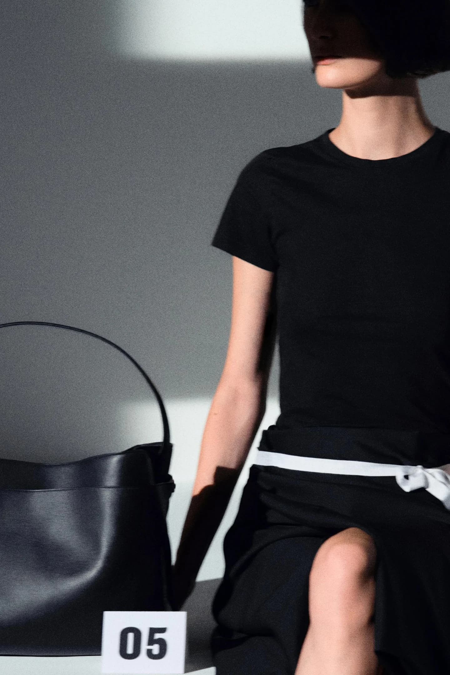 КОЖАНАЯ СУМКА-ТОУТ, ОГРАНИЧЕННАЯ ВЫПУСК