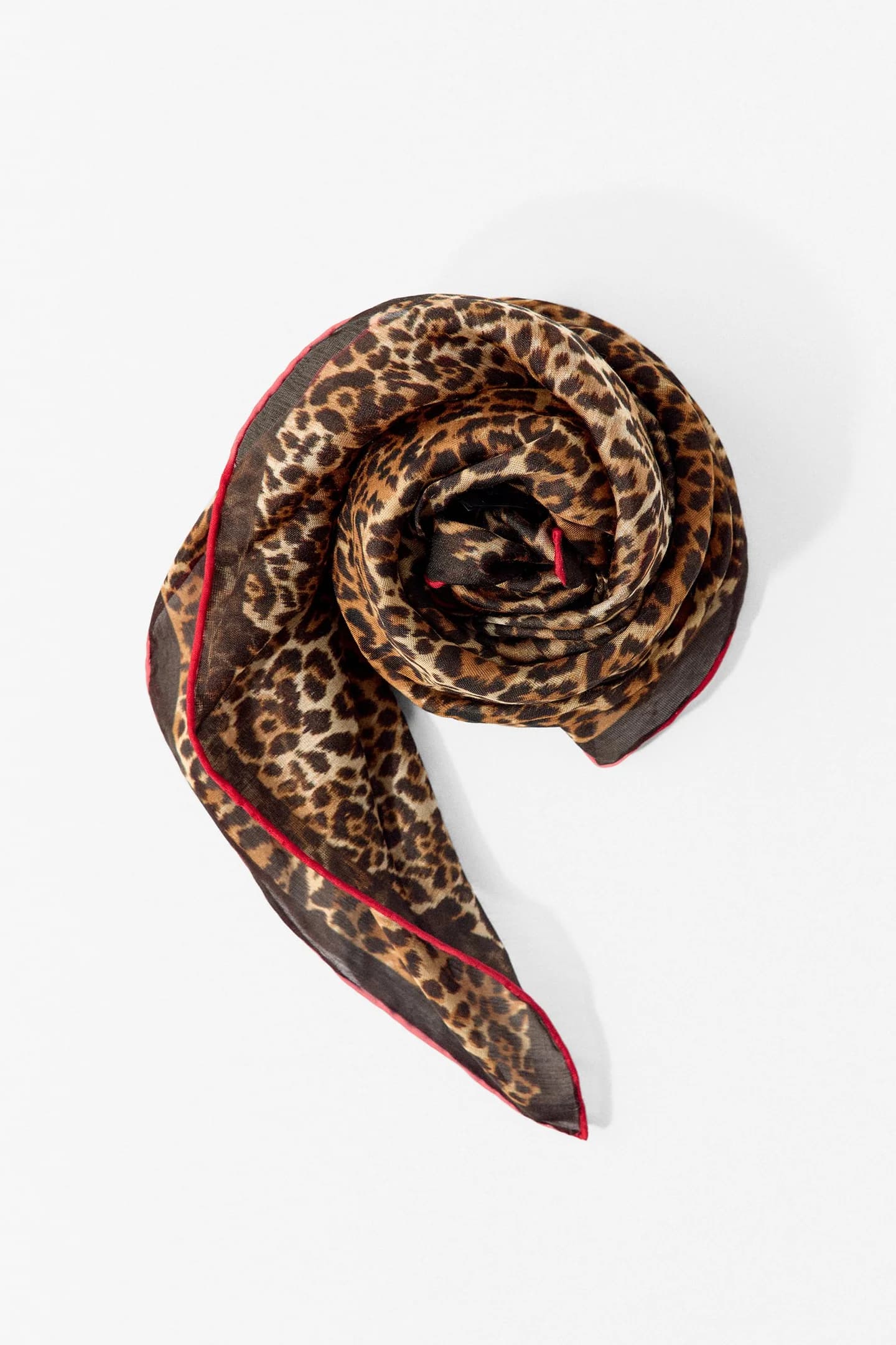 МОДЕЛЬ И ШЕЛКОВЫЙ ШАРФ С УЗОРОМ ЖИВОТНЫХ