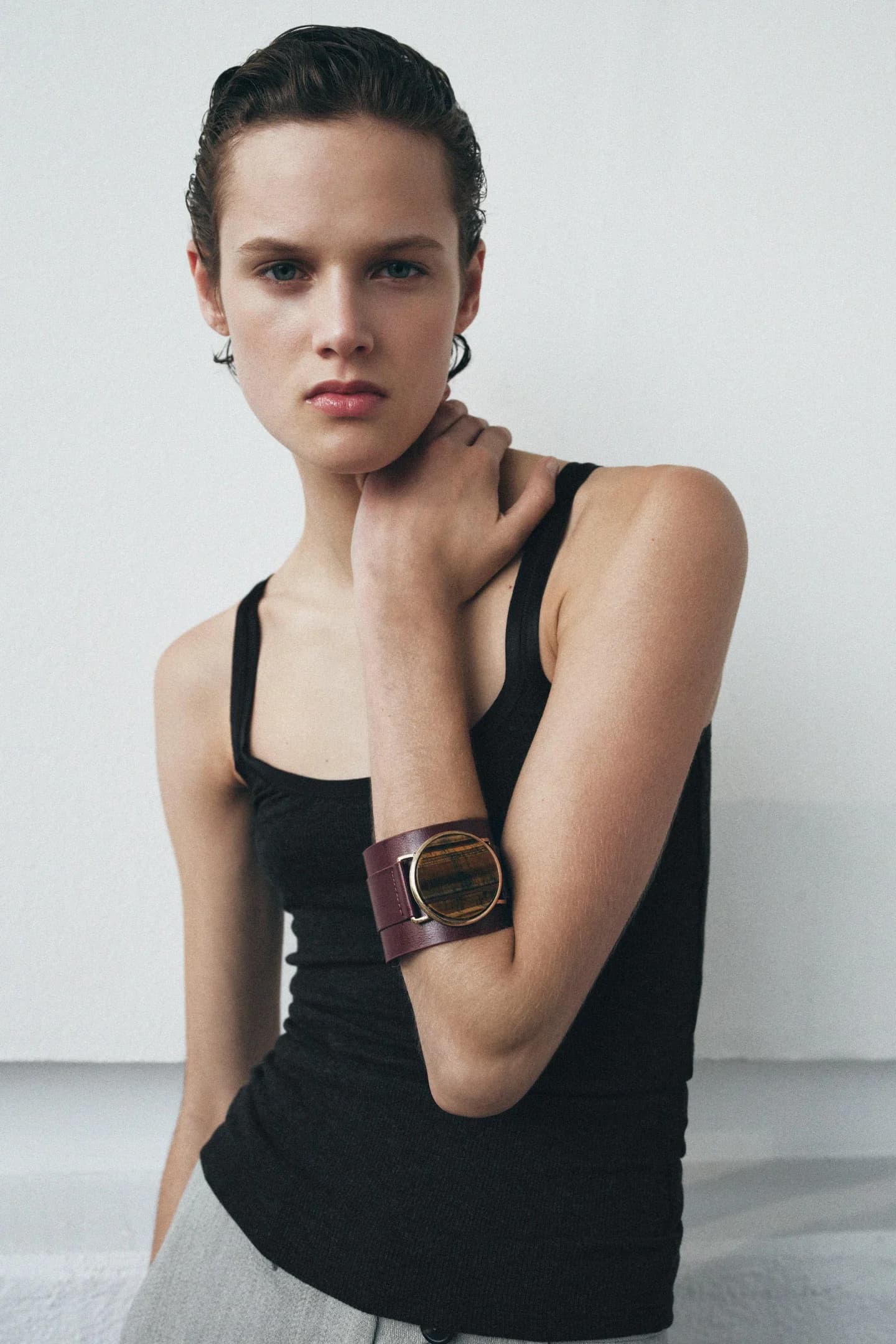 БРАСЛЕТ MAKSY ИЗ ЖЕСТКОЙ КОЖИ С КАМЕНЬМИ - фото 3