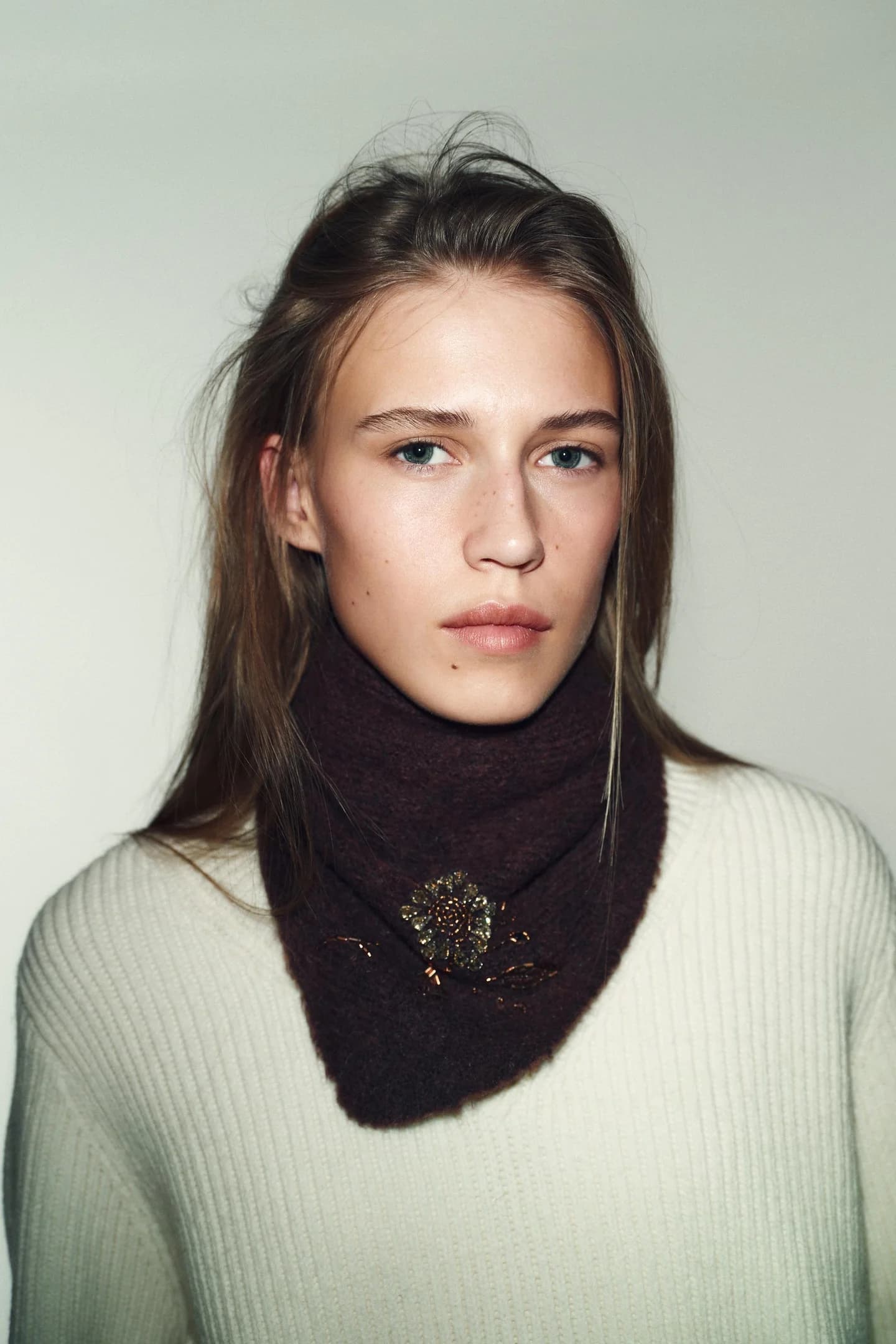 Вязаная бандана с цветочным бисером. - фото 3