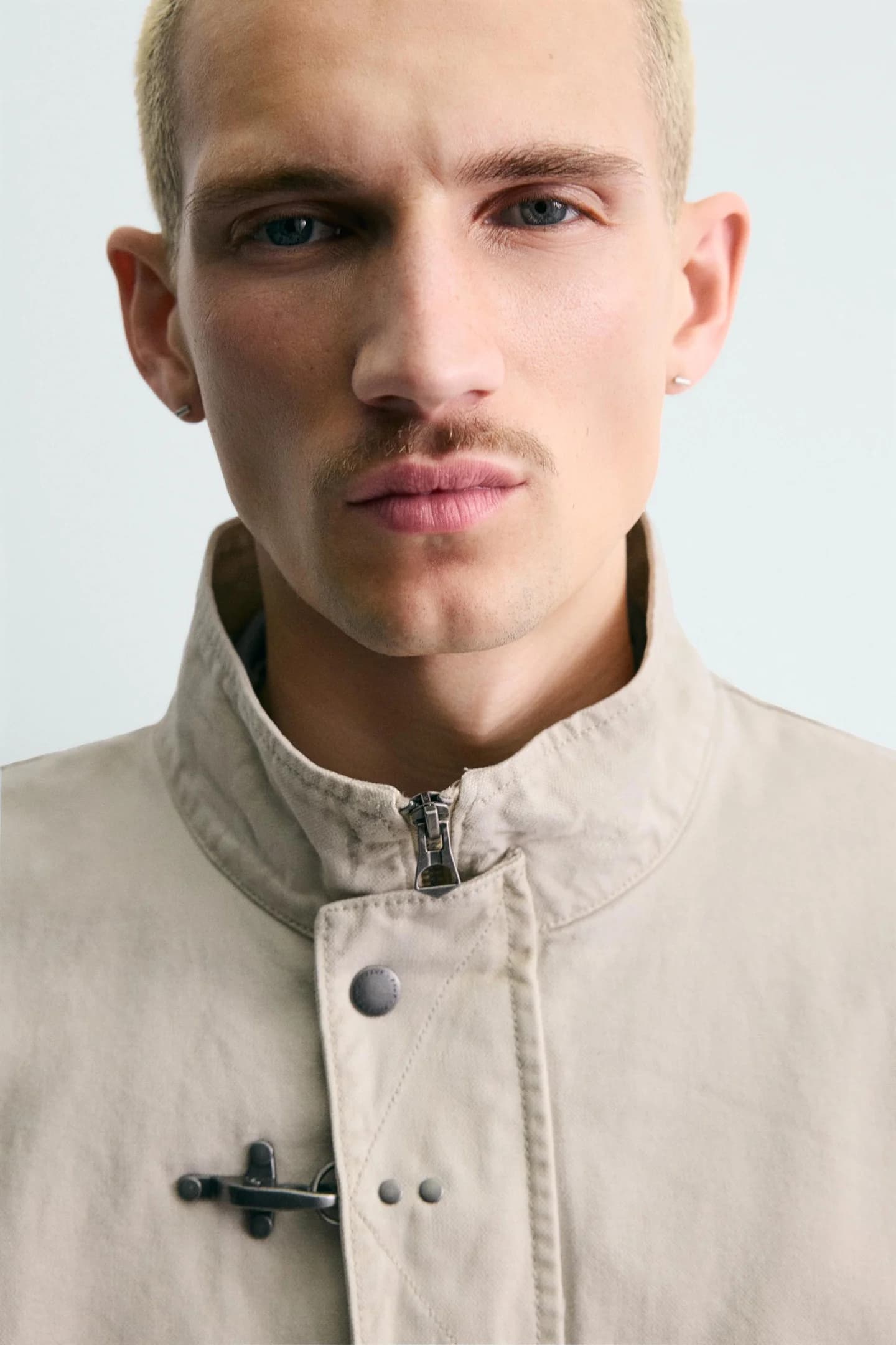 УКОРОЧЕННАЯ КУРТКА С ПУГОВИЦАМИ - фото 2