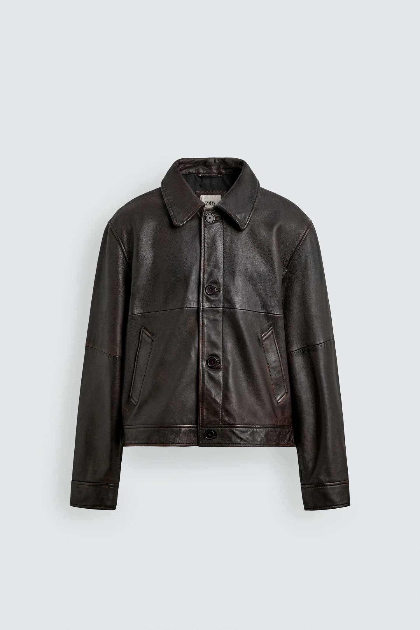 КОЖАНАЯ КУРТКА С КРЕСТОВЫМ ВЫРЕЗОМ, ОГРАНИЧЕННАЯ ВЫПУСКА