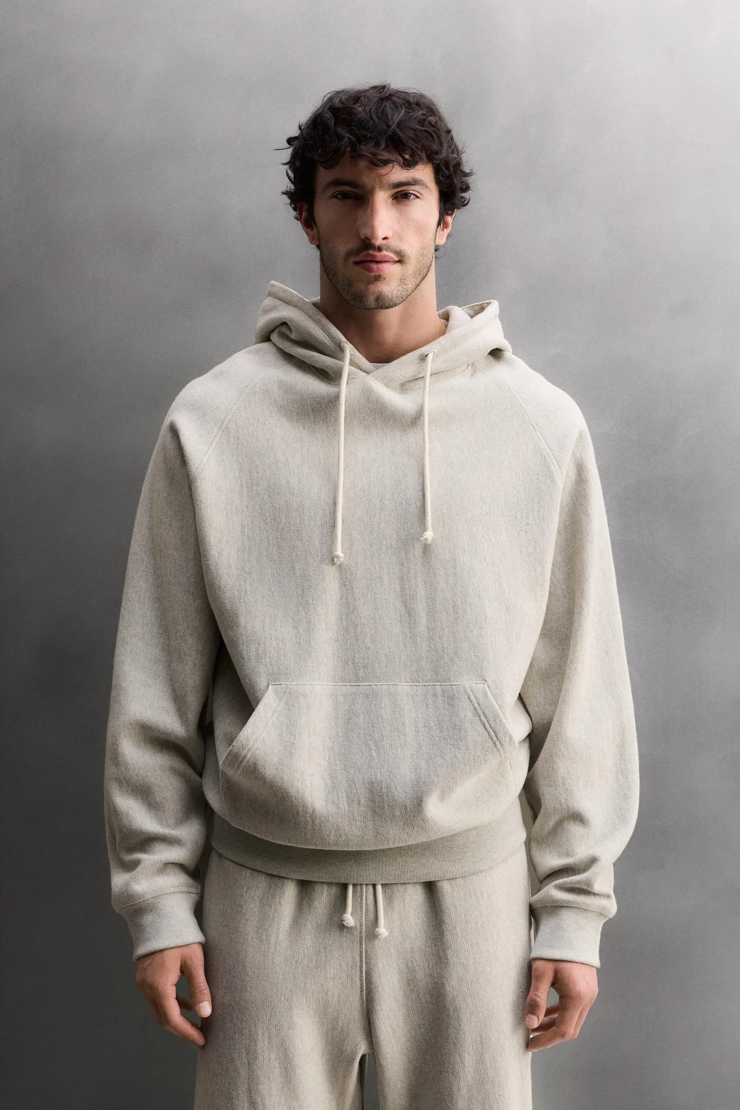 СПОРТИВНАЯ ФУТБОЛКА С КАПЮШОНОМ