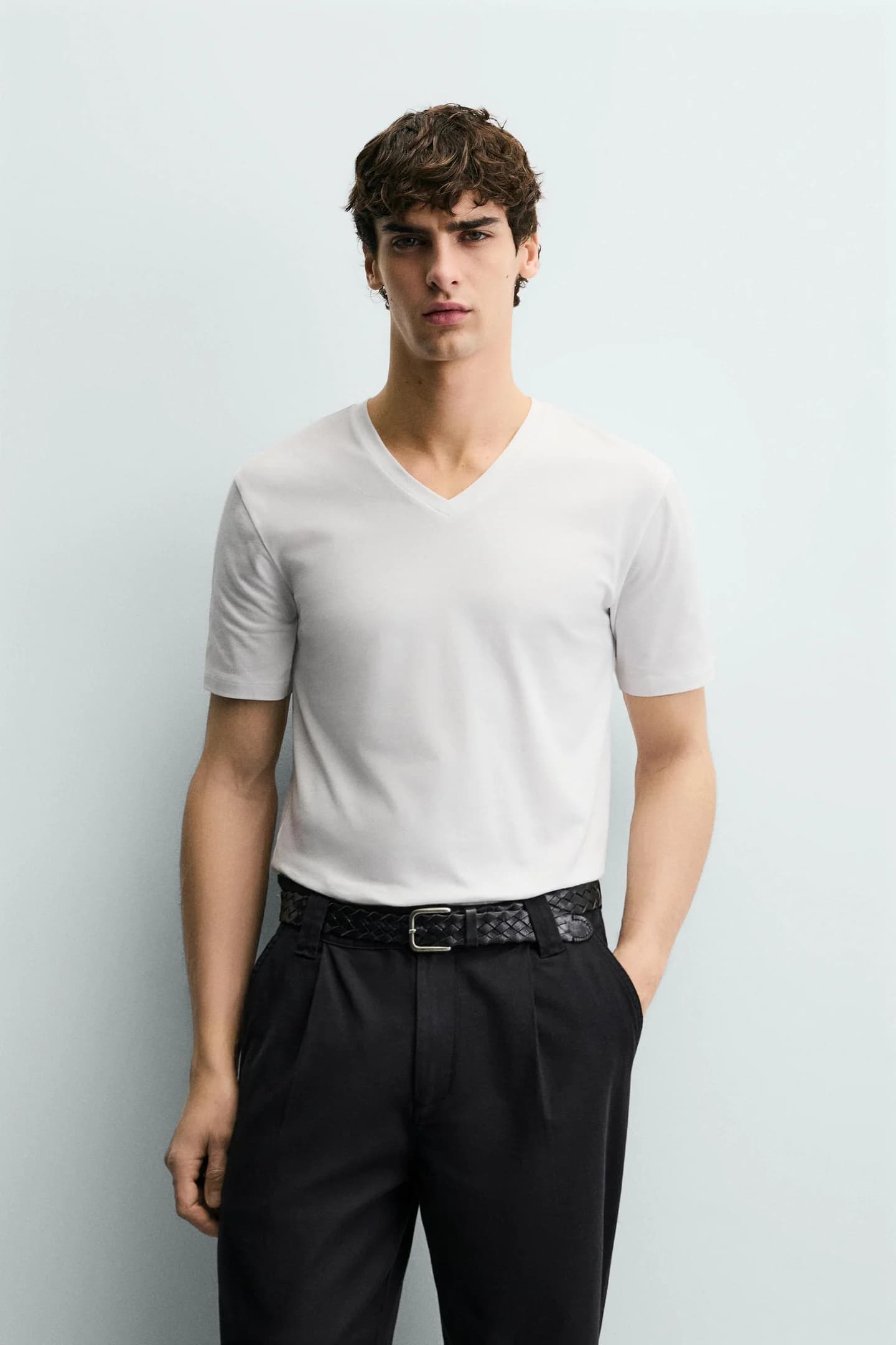 БАЗОВАЯ ФУТБОЛКА С V-ОБРАЗНЫМ ВЫРЕЗОМ - фото 2