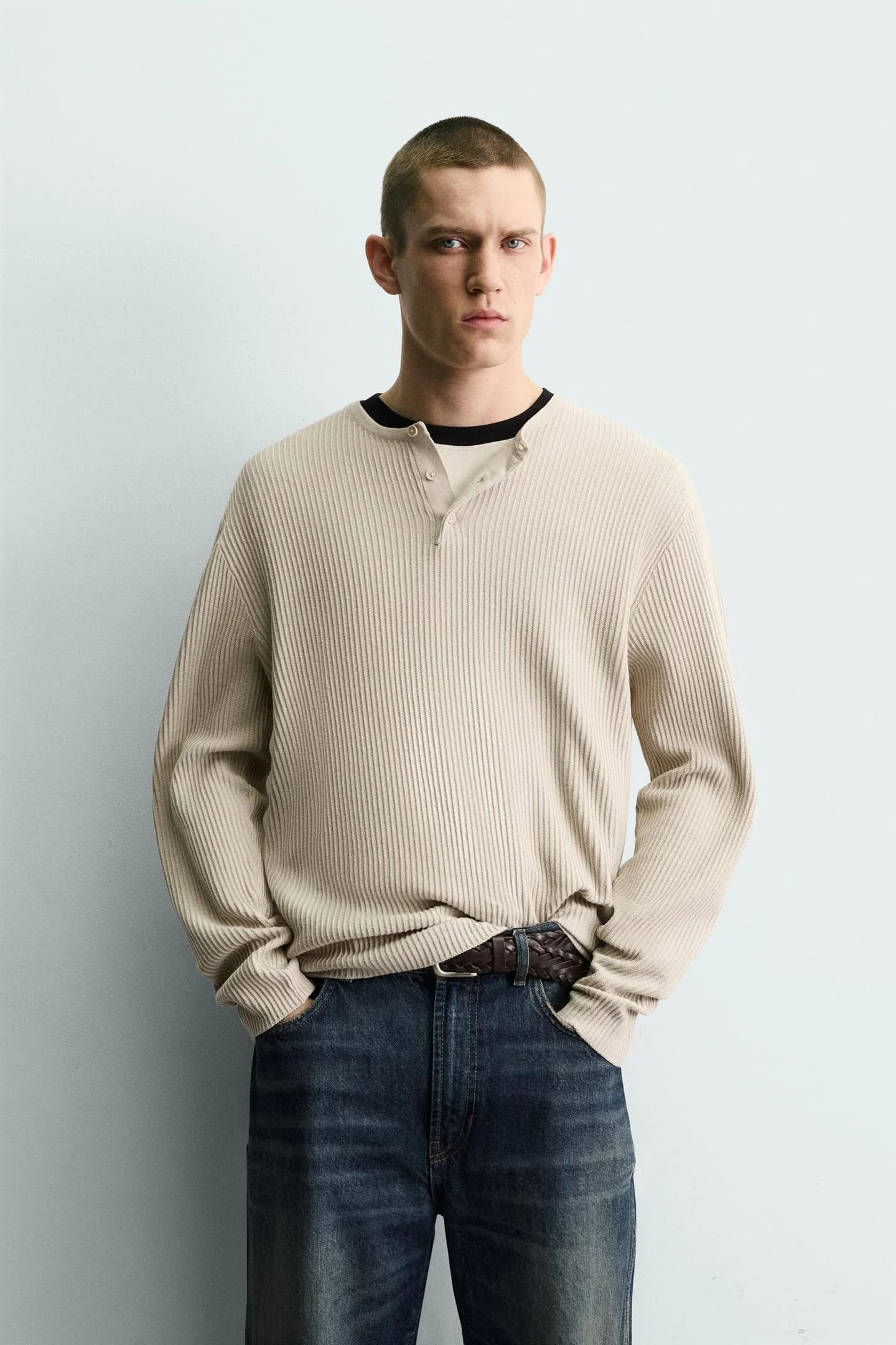 СТРУКТУРНЫЙ ТРИКОТАЖНЫЙ СВИТЕР С ЗАСТЕЖКОЙ НА ПУГОВИЦАХ НА ШЕЕ - фото 2