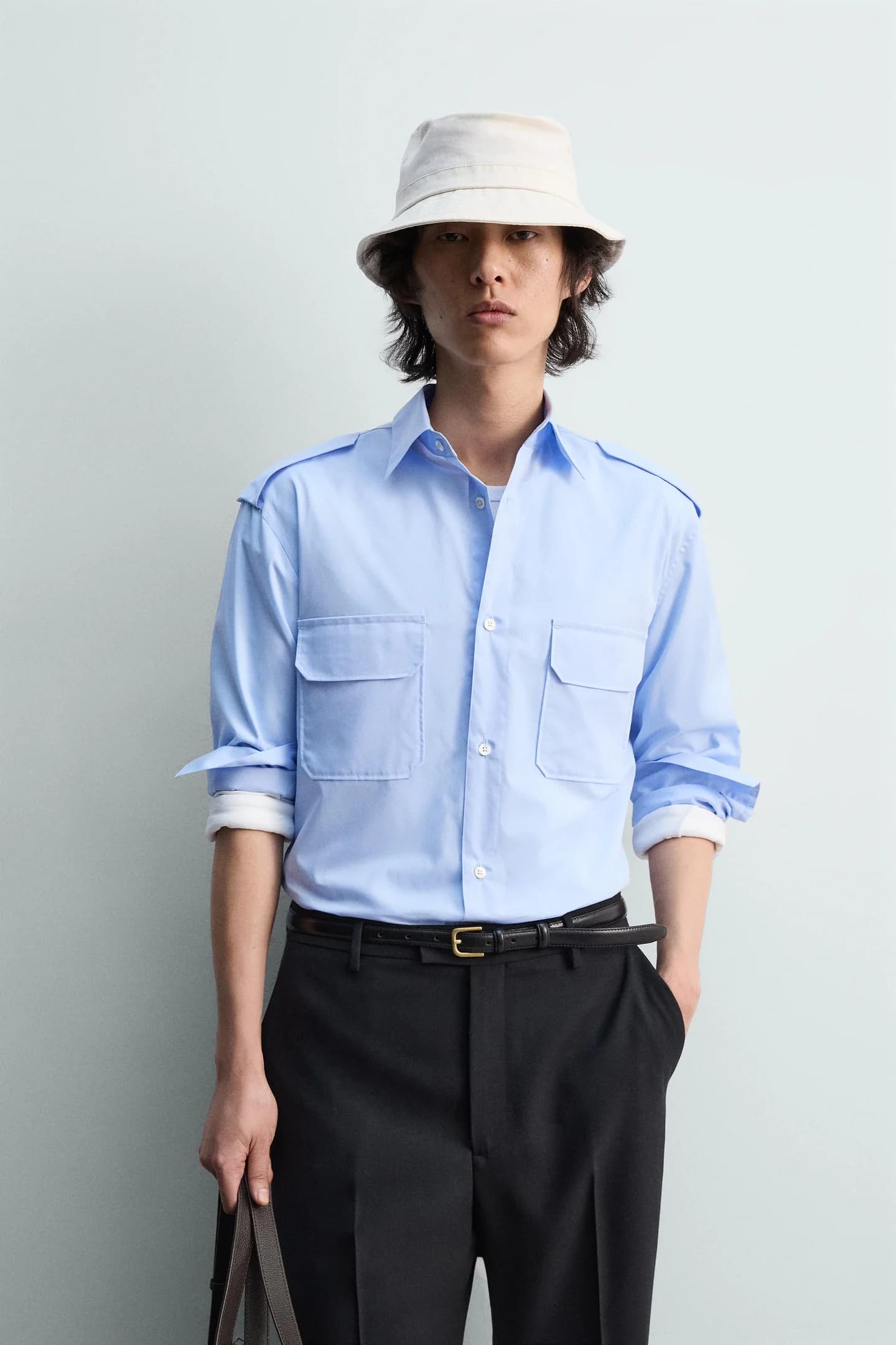 РУБАШКА С КАРМАНАМИ И ПОВОРОТНЫМИ РУБАШКАМИ, ОГРАНИЧЕННАЯ ВЫПУСКА